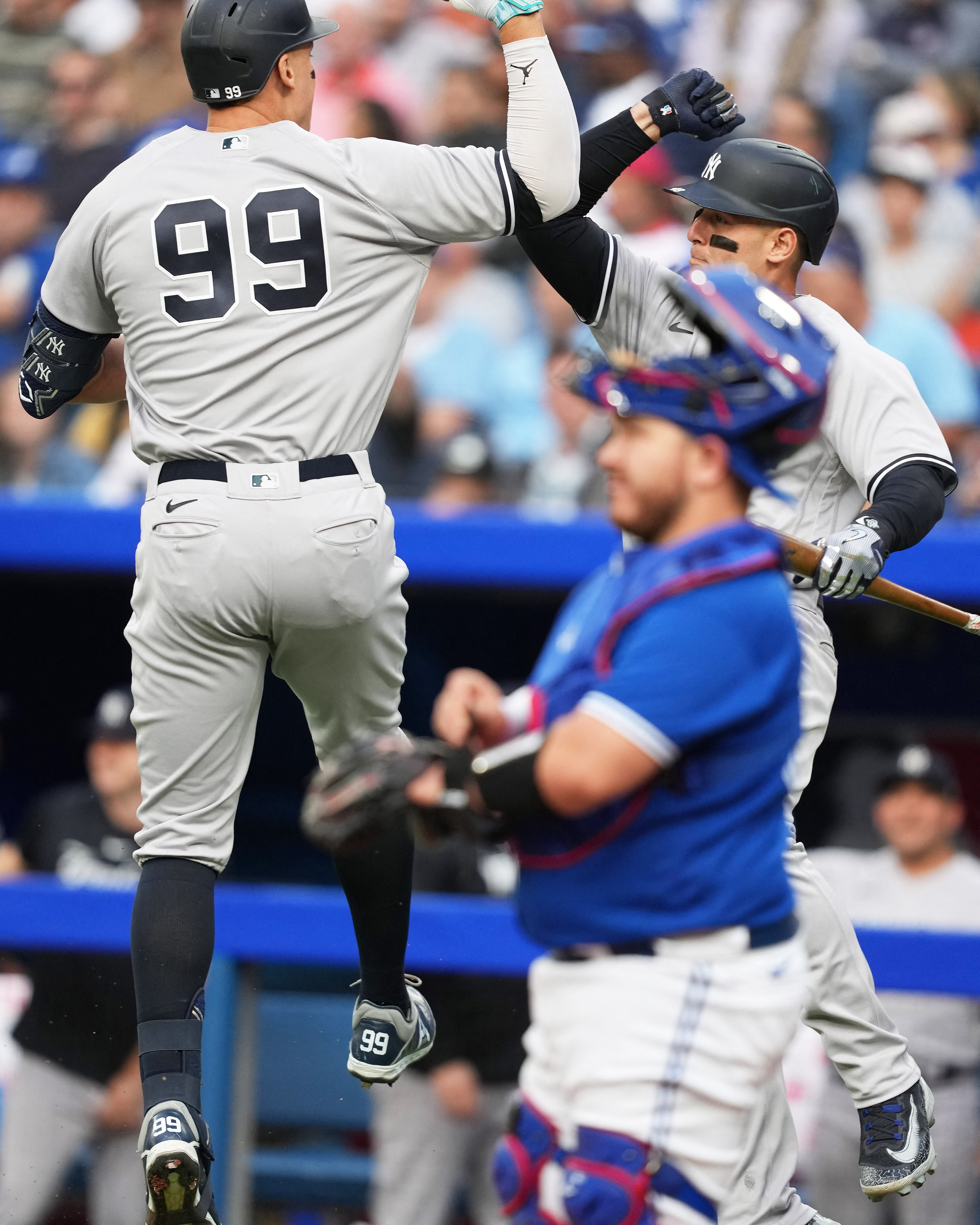 Aaron Judge's two homers carry Yankees past Jays