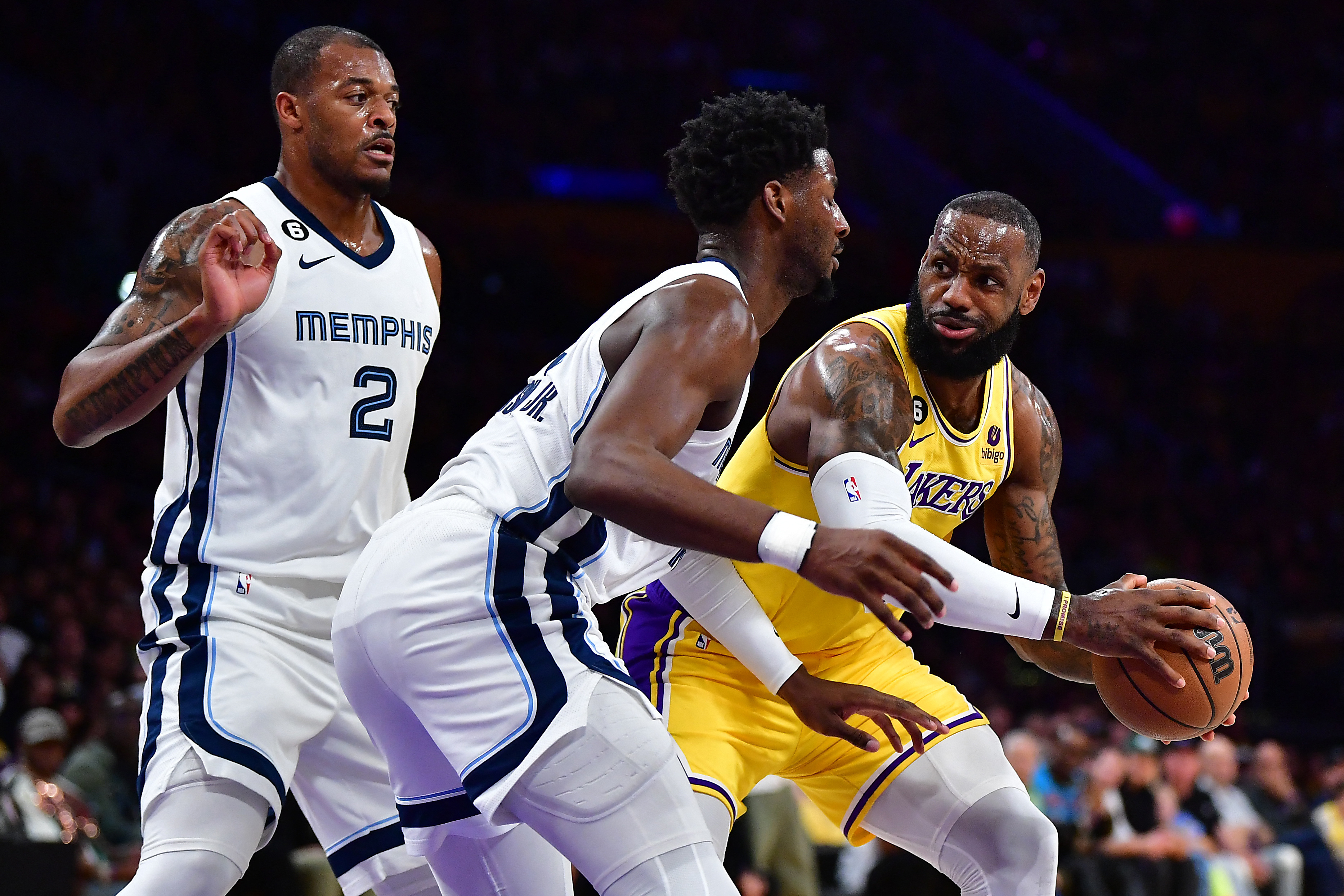 LeBron James decide, Lakers bate Grizzlies na prorrogação e fica a