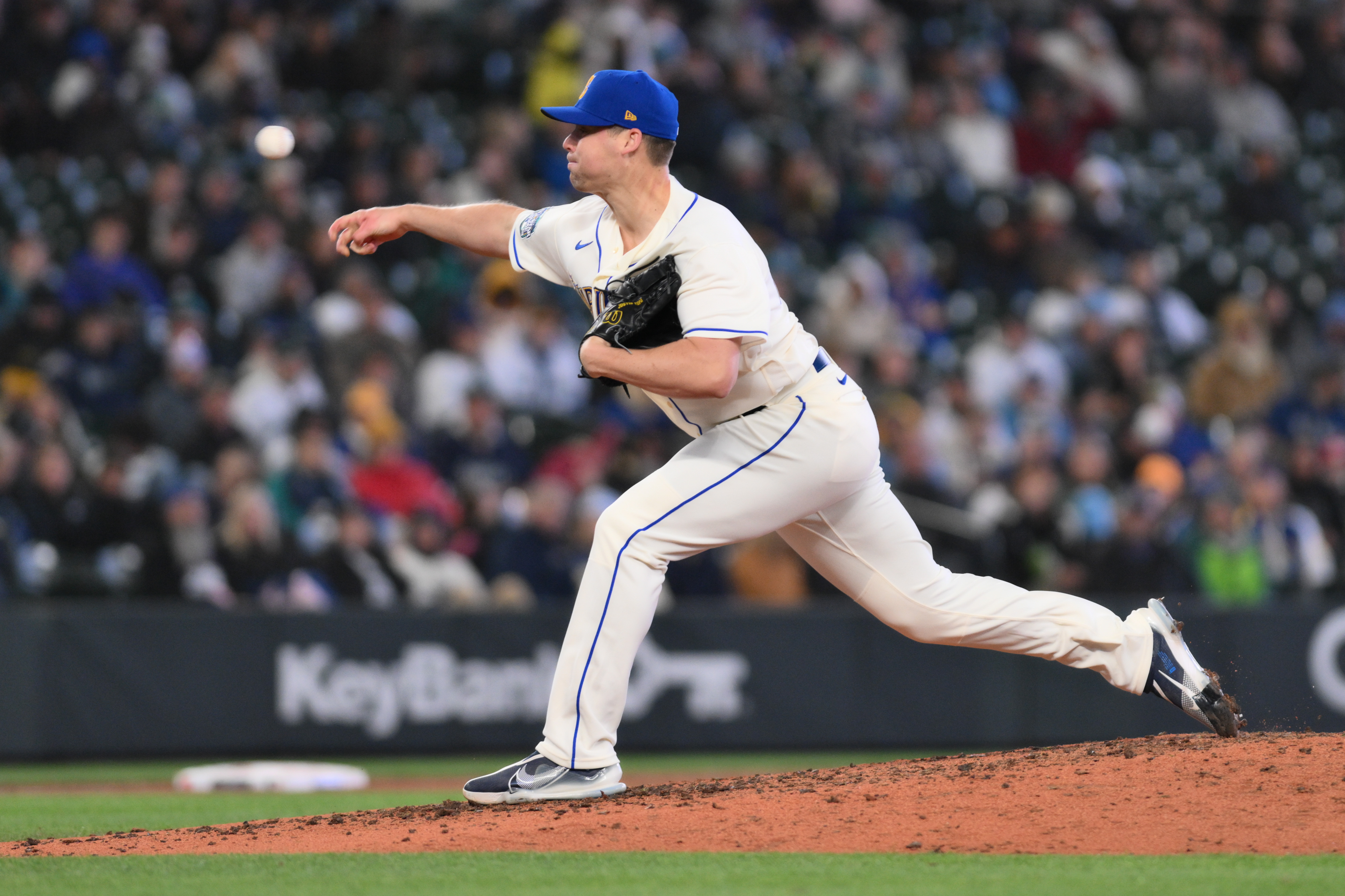 Luis Castillo flirts with perfection as Mariners sweep Rockies