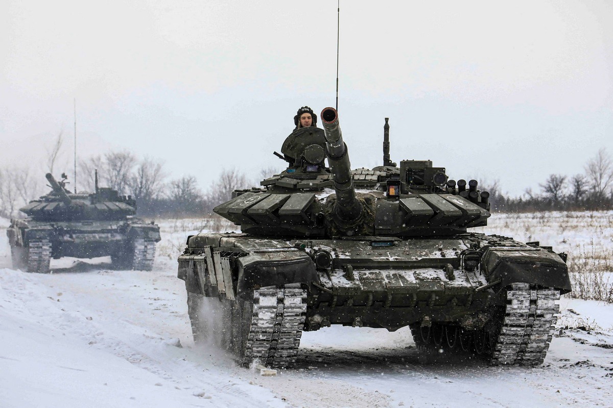 Questo manuale, pubblicato il 14 febbraio 2022, mostra soldati russi alla guida di carri armati durante esercitazioni militari nella regione russa di Leningrado.