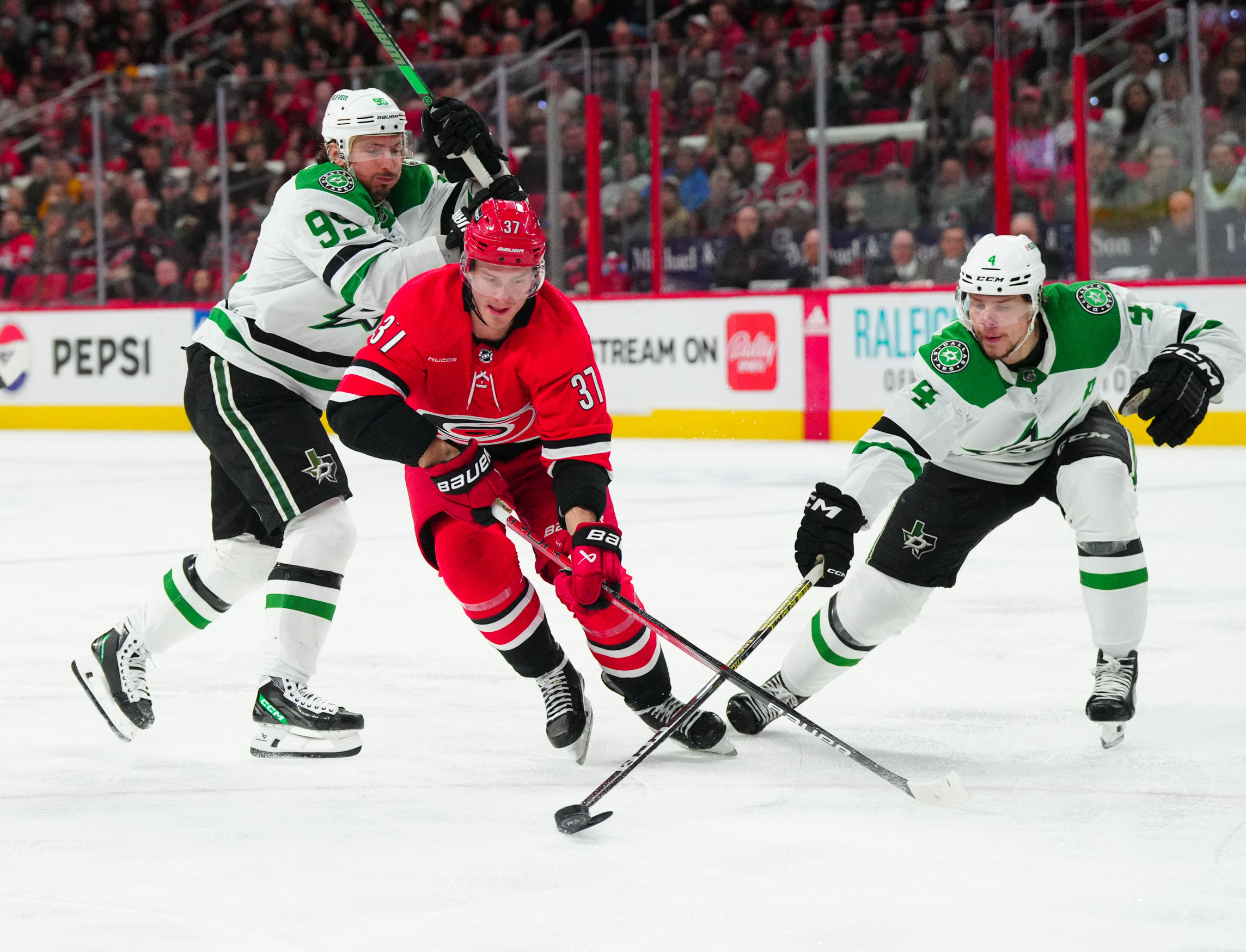 Stars edge Hurricanes to halt winless streak | Reuters