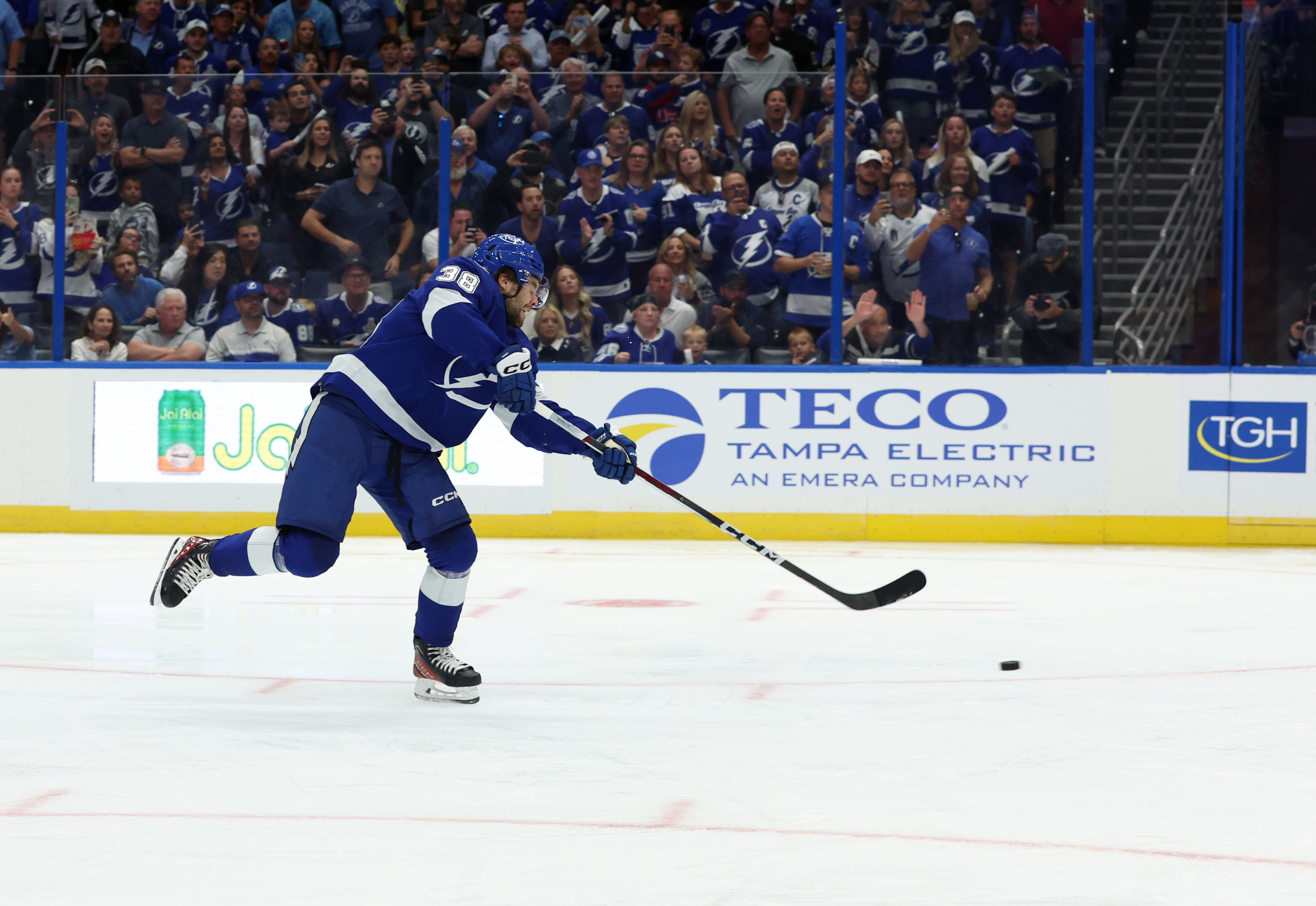 Lightning open NHL season with backandforth win over Preds Reuters