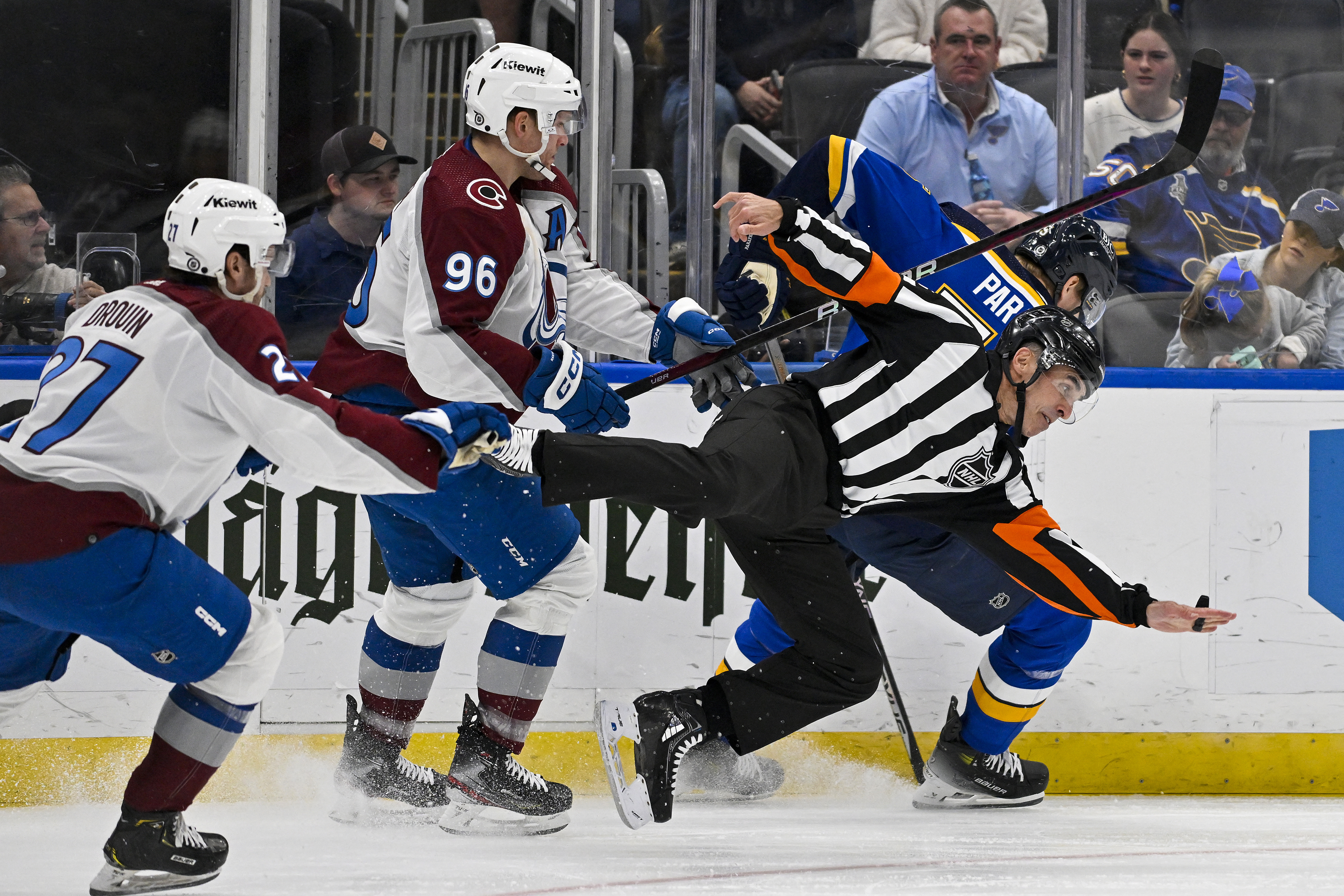 Avalanche nip Blues, end winless skid in road games