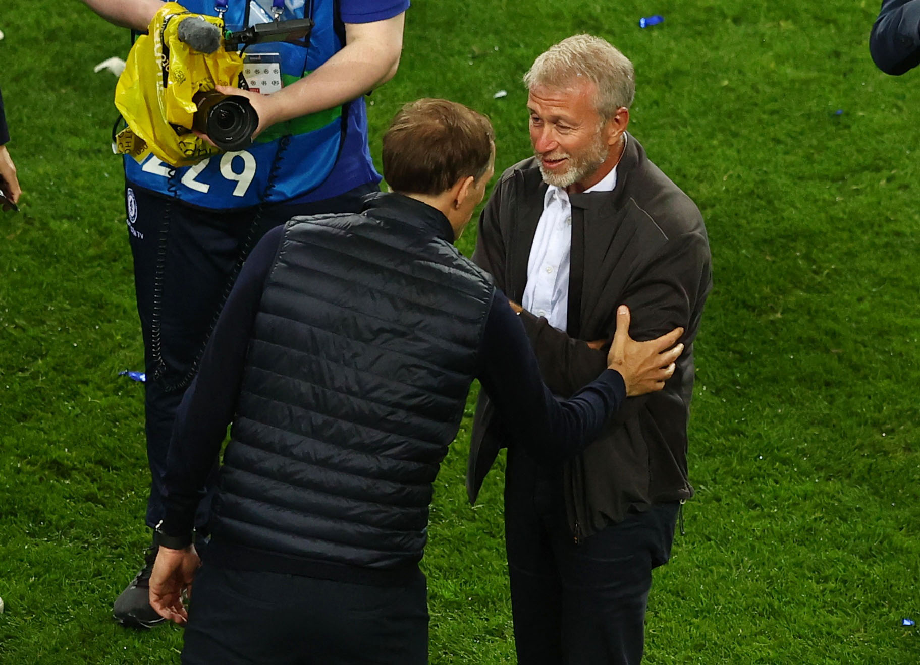 Soccer Football - Champions League Final - Manchester City v Chelsea - Estadio do Dragao, Porto, Portugal - May 29, 2021 Chelsea manager Thomas Tuchel celebrates with owner Roman Abramovich after winning the Champions League Pool via REUTERS/Michael Steele