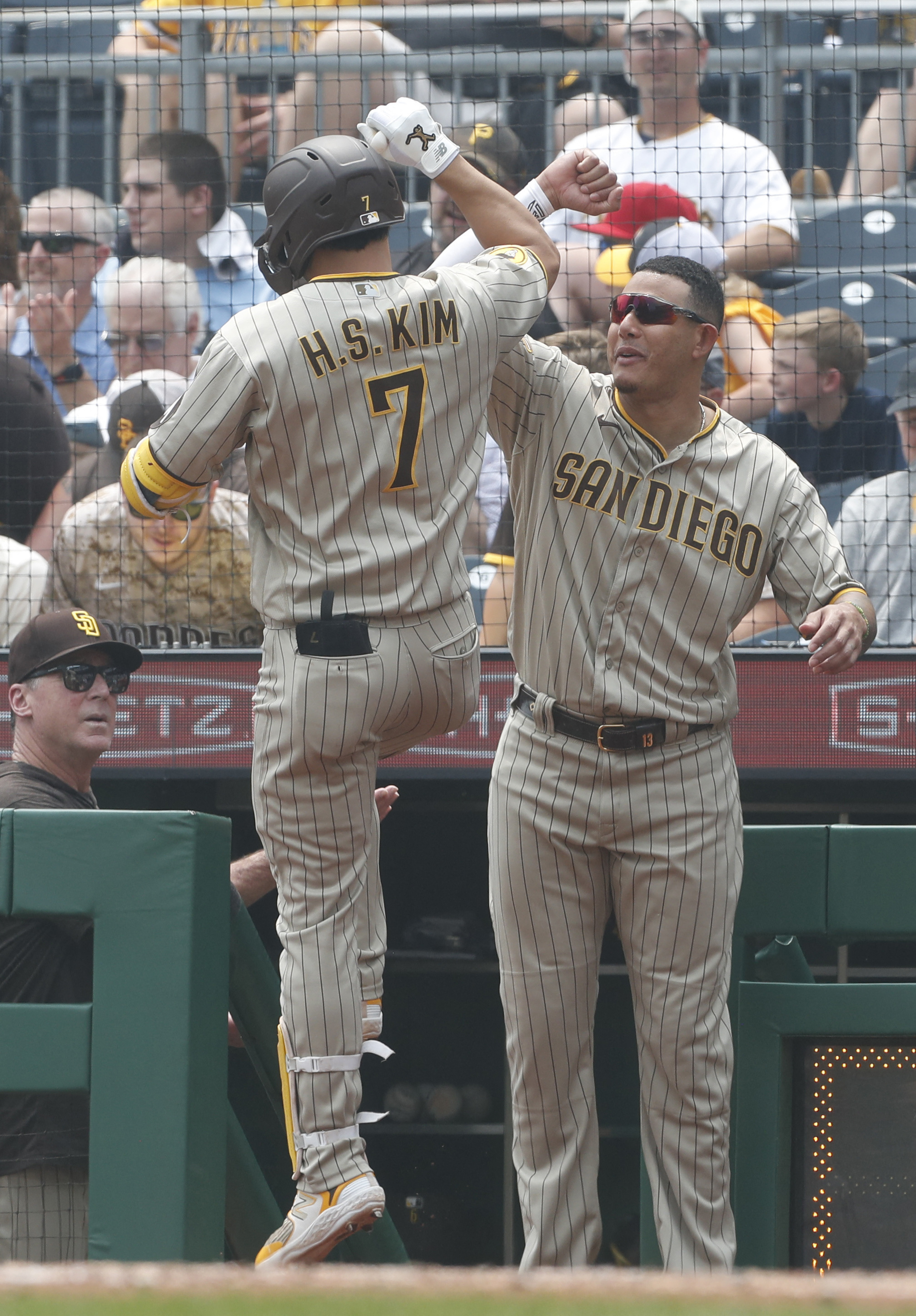 Pirates rally to complete three-game sweep of Padres