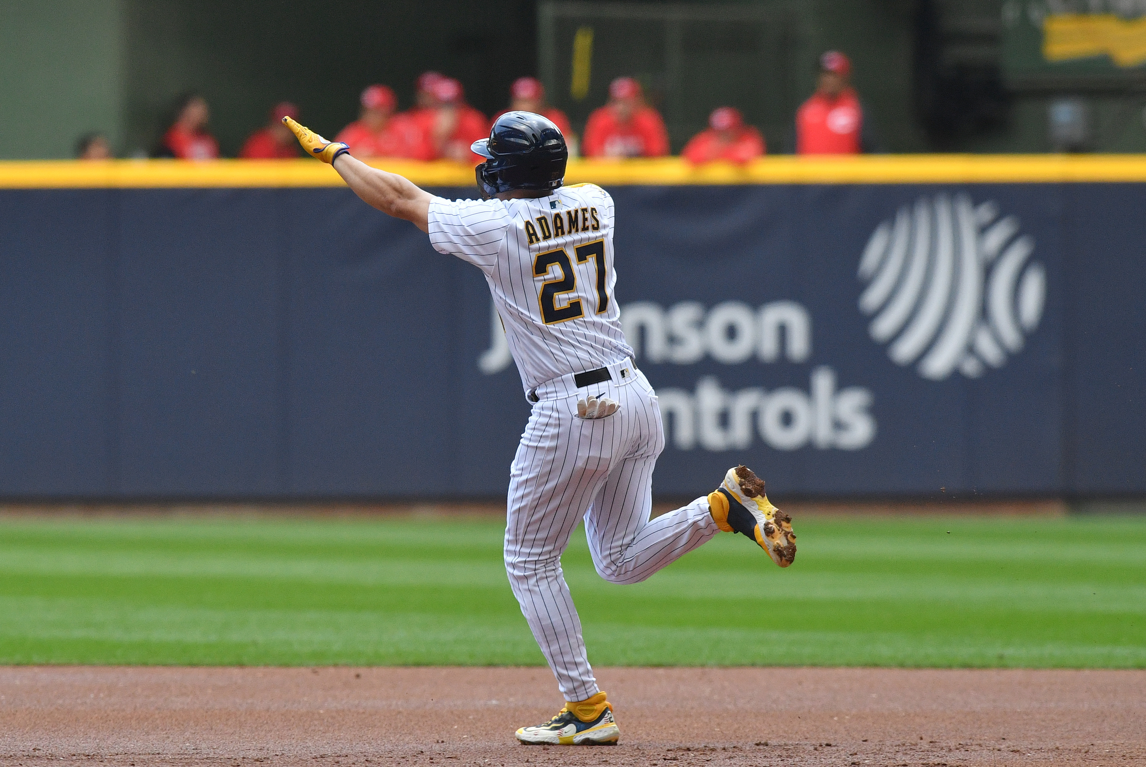 Brewers Craig Counsell holds hand up as Elly De La Cruz's memorable  performance gives Reds vital win in Milwaukee