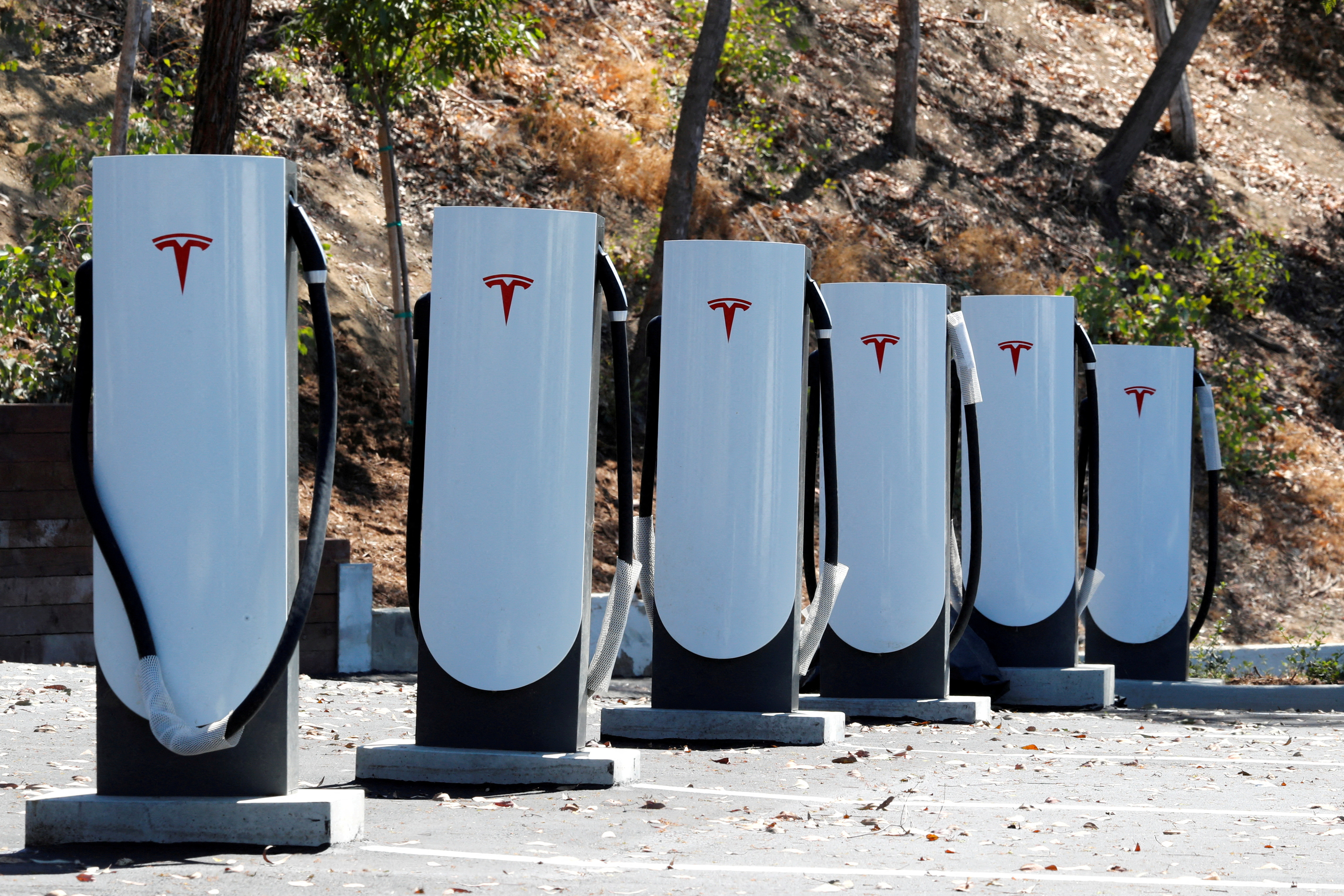 Kentucky mandates Tesla s charging plug for state backed charging