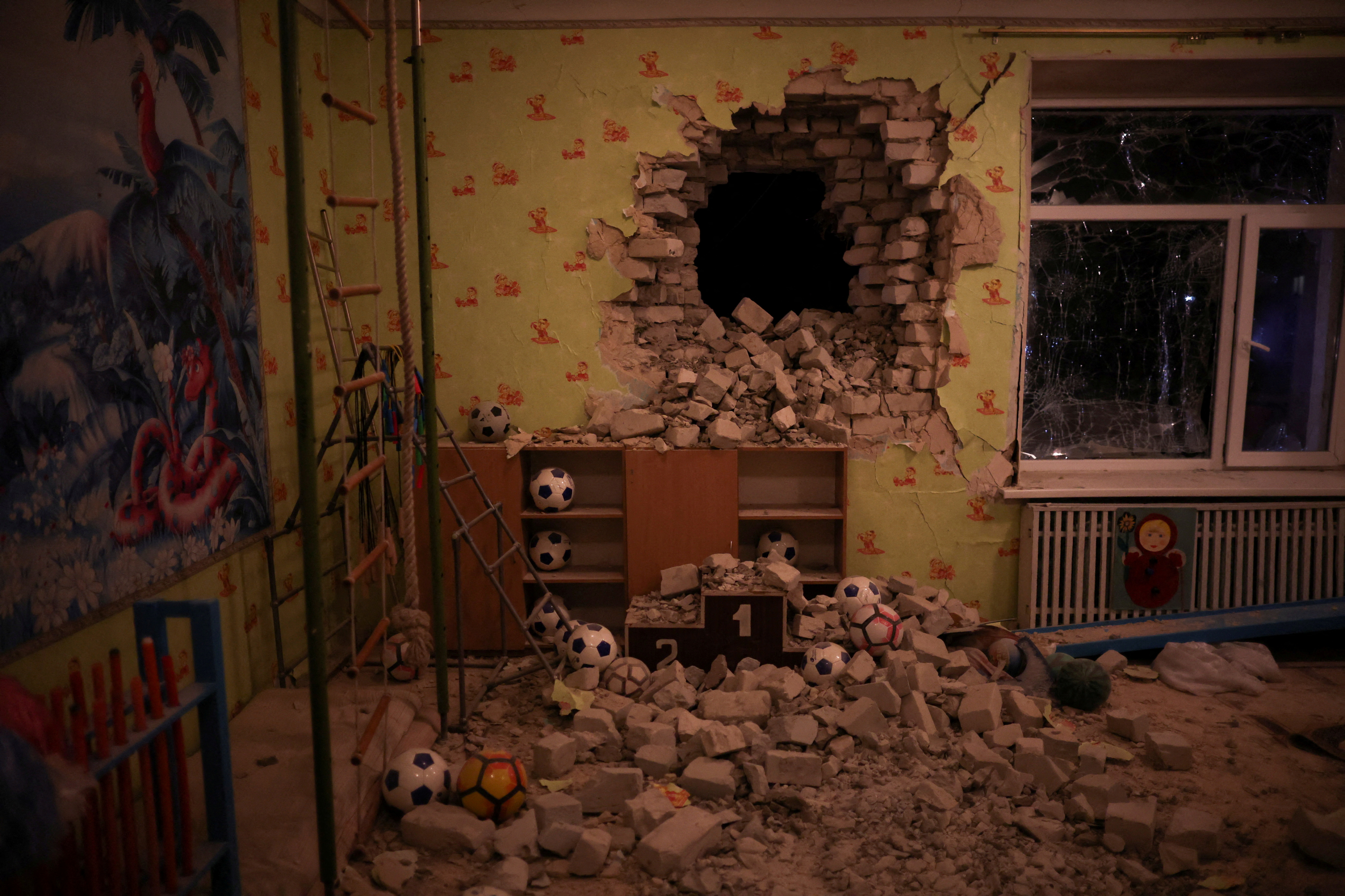 Una vista interior muestra un jardín de infantes, que según los oficiales militares de Ucrania fue dañado por los bombardeos, en Stanytsia Luhanska, en la región de Lugansk, Ucrania, el 17 de febrero de 2022. REUTERS/Carlos Barría