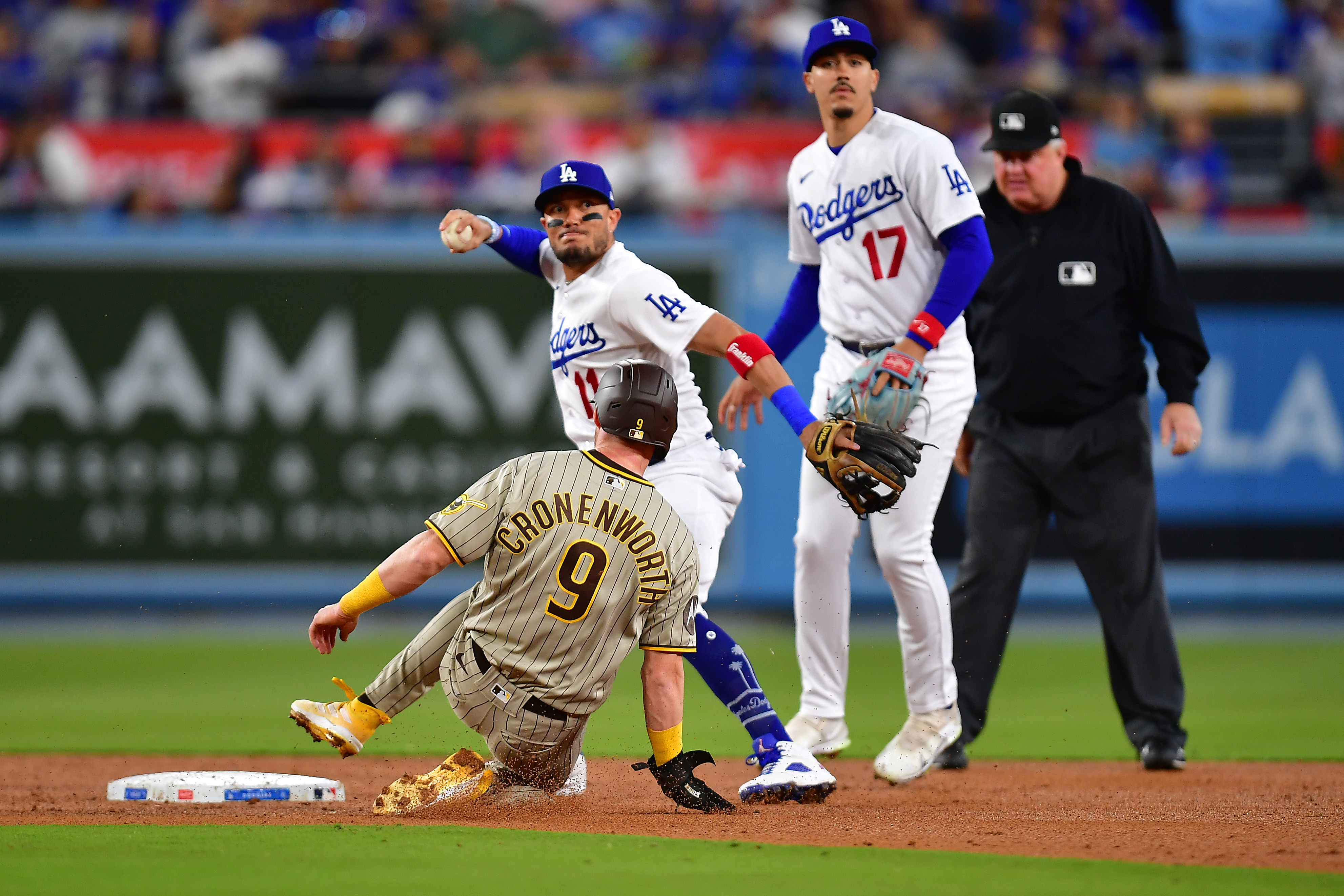 Mookie Betts, Freddie Freeman blast Dodgers past Padres