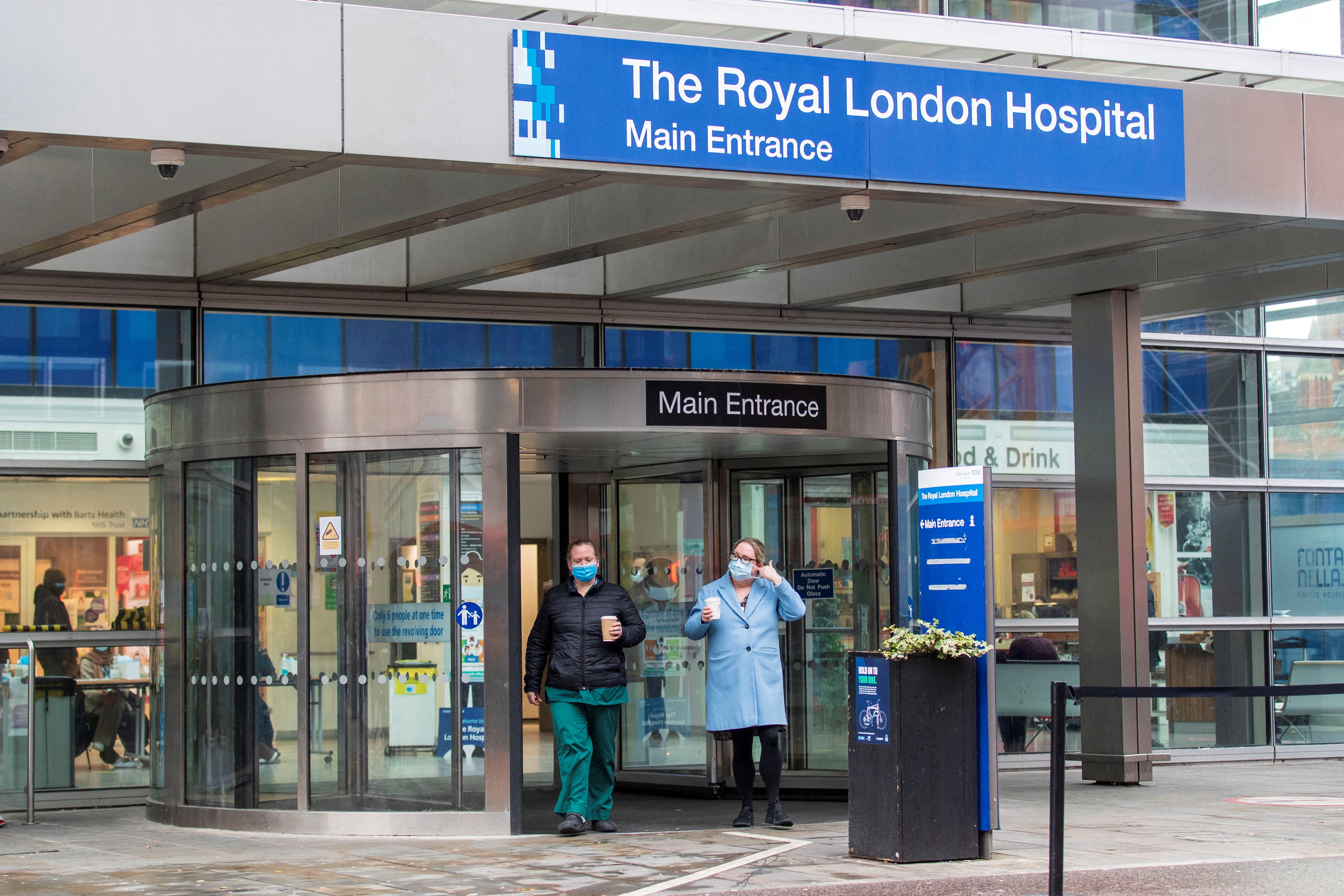 Haigla töötajad, kes kannavad näomaske koroonaviiruse haiguse (COVID-19) leviku tõttu, jalutavad Suurbritannias Londoni Kuninglikus Londoni haiglas 31. detsembril 2021. REUTERS/May James/File Photo