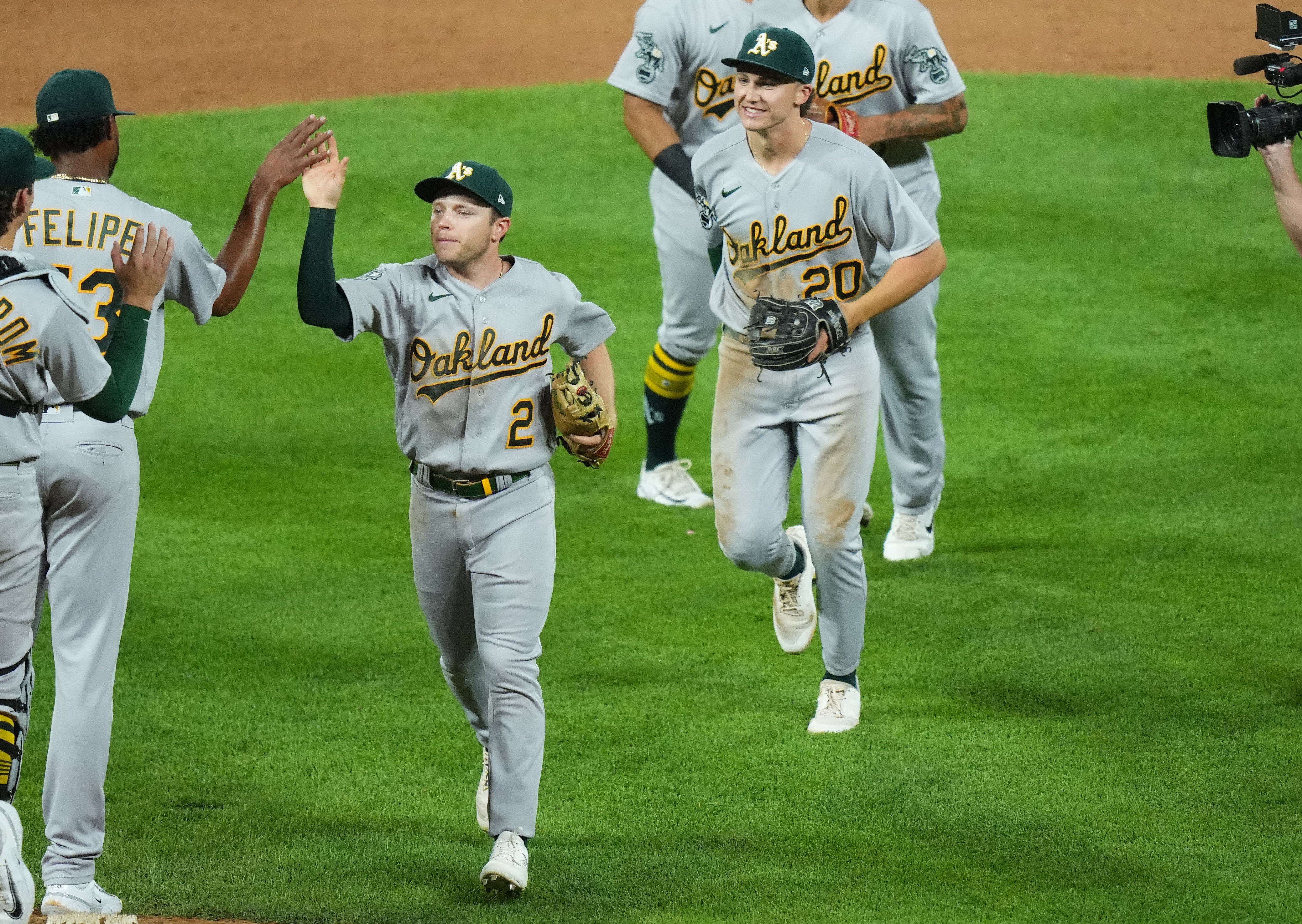 Díaz empuja 3; Rockies anotan 11 en 2 innings y doblegan 11-6 a Rojos