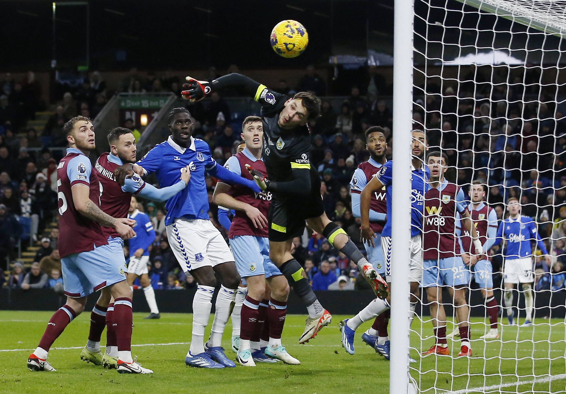 Everton win 2-0 at Burnley to continue climb up the standings