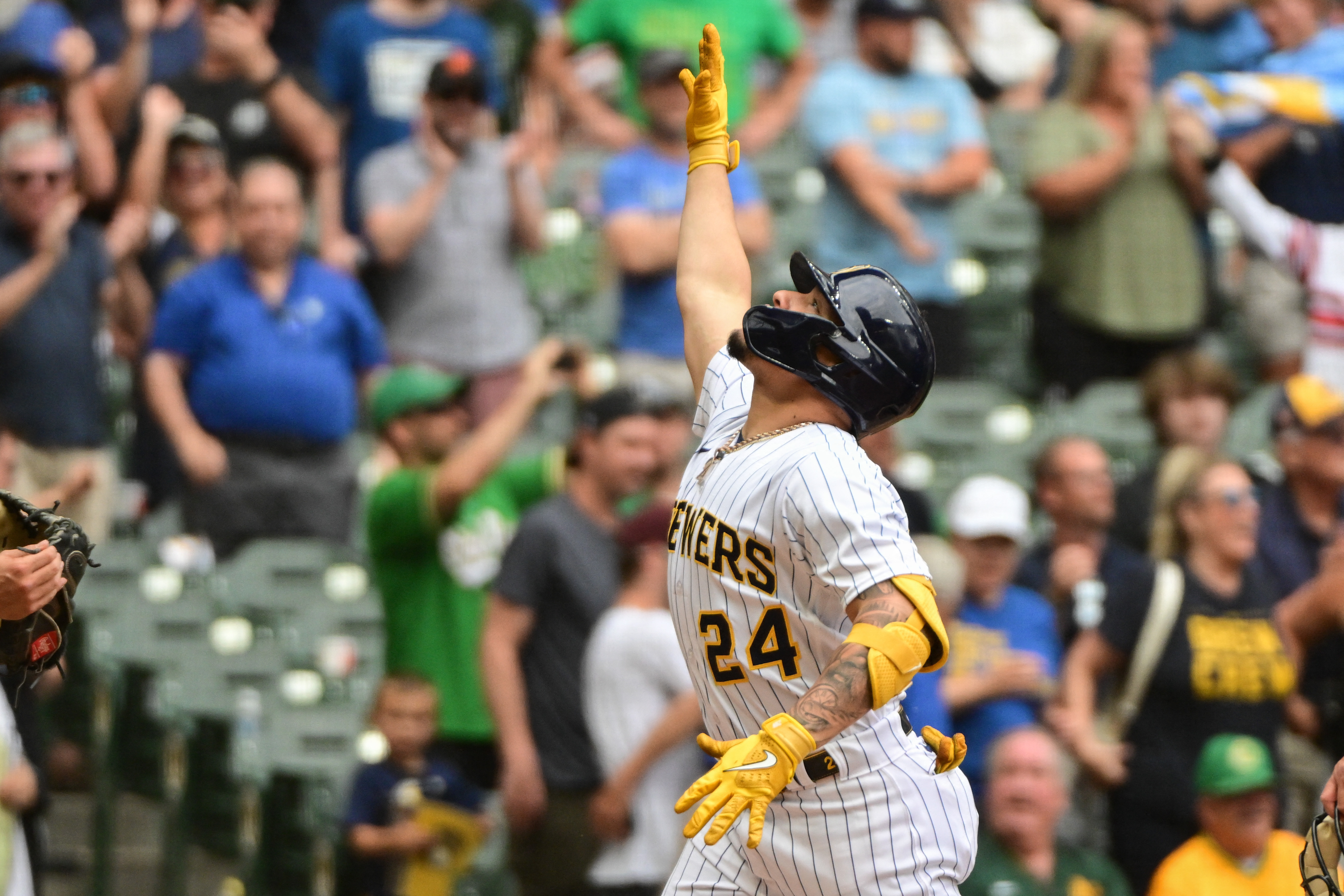 Aledmys Diaz's clutch hit sends A's past Brewers in 10