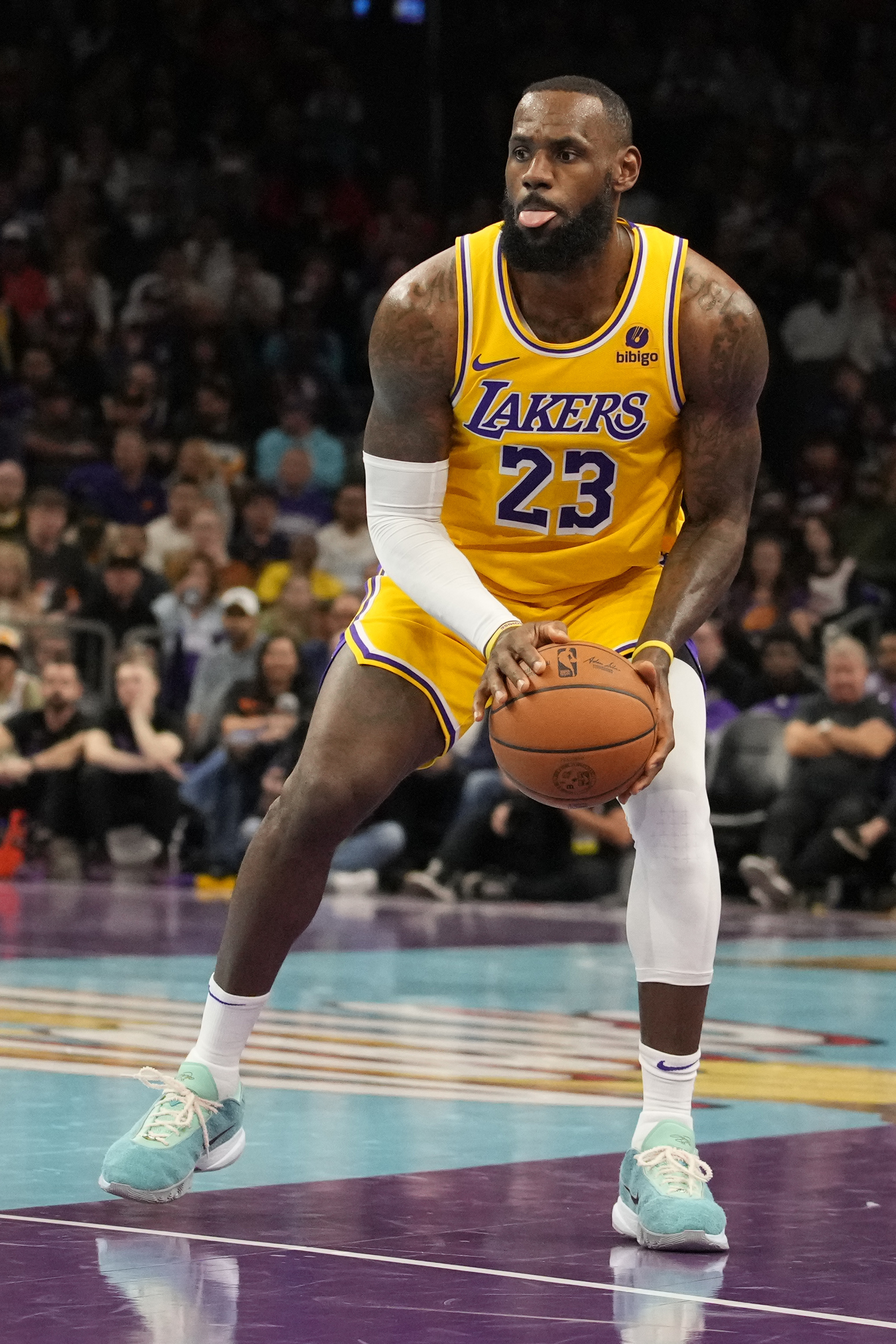 Lakers open tournament with impressive win in Phoenix | Reuters