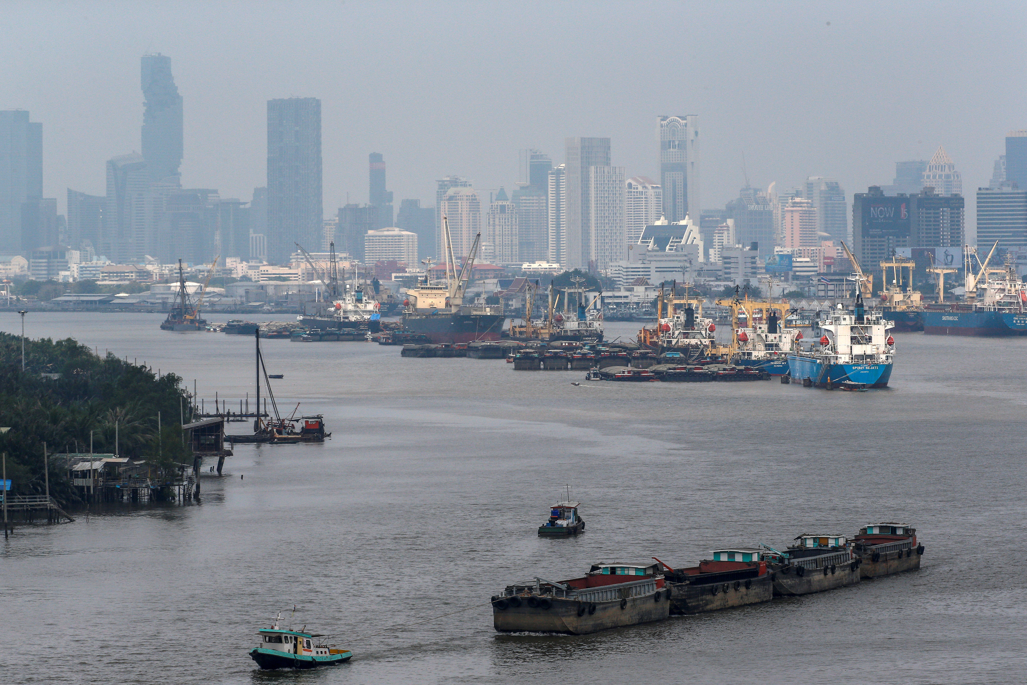 Buques de carga cerca del puerto de Bangkok