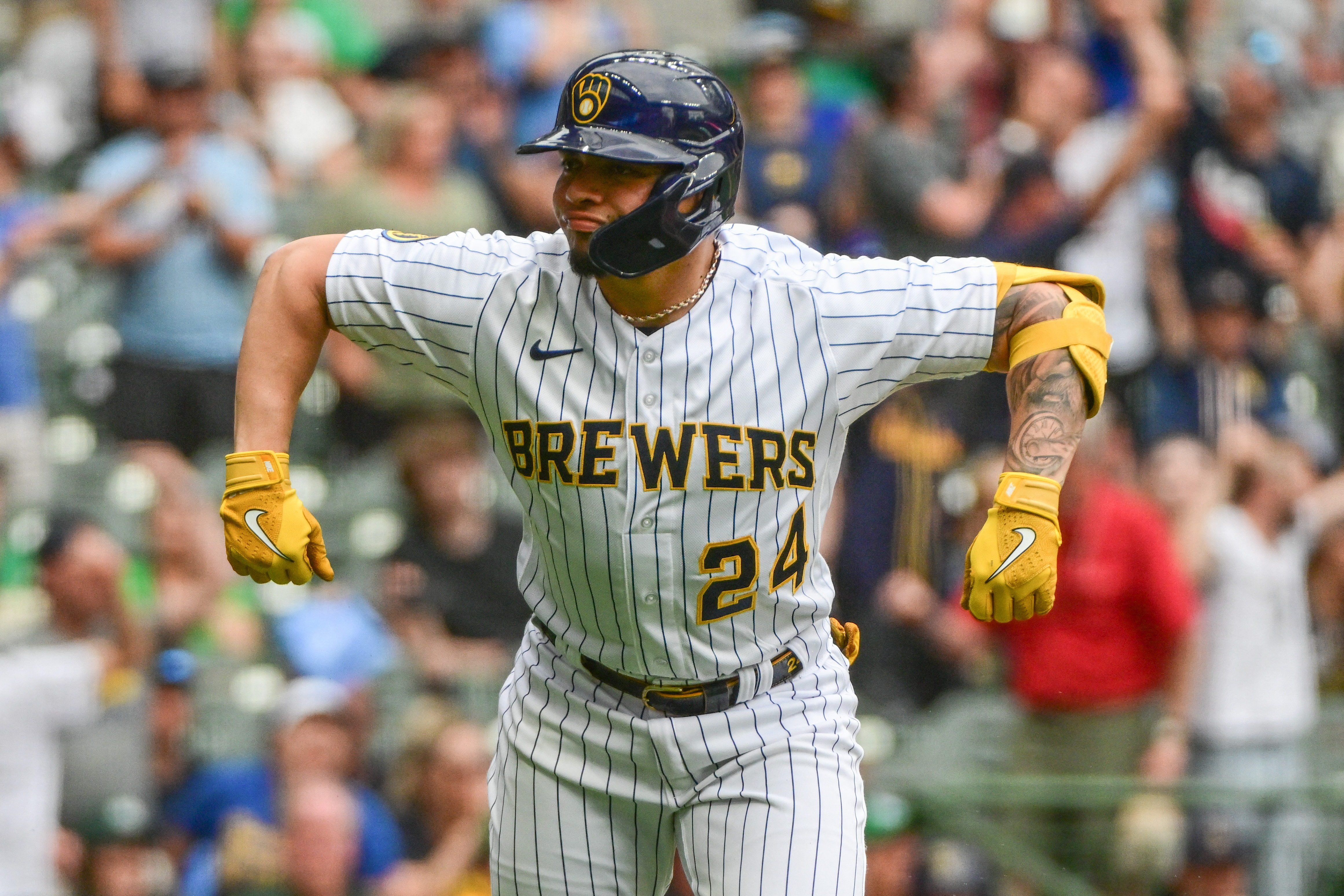 Aledmys Diaz's clutch hit sends A's past Brewers in 10