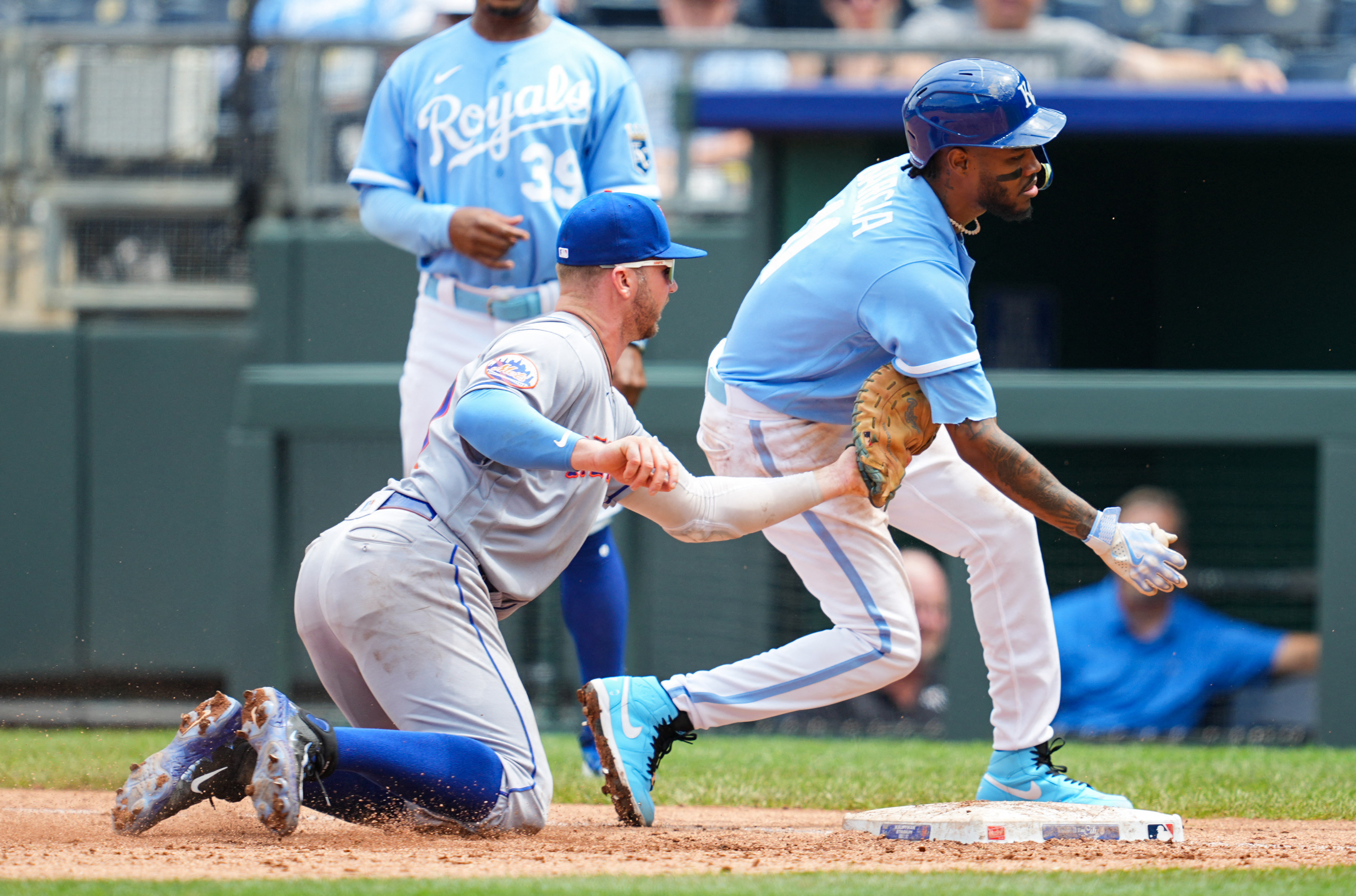 Royals beat Mets 9-2 to complete sweep