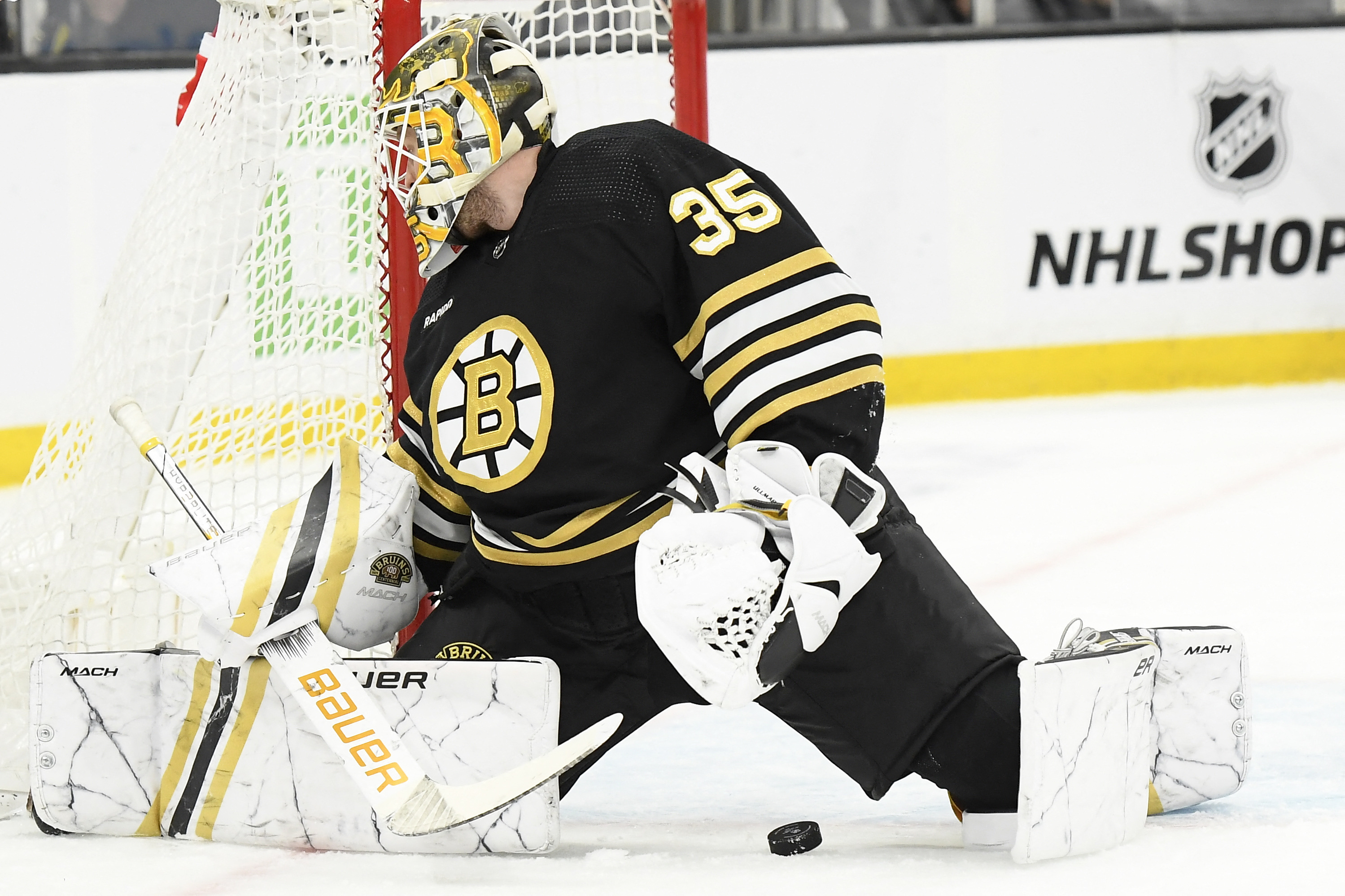 Bruins Blank Canucks In Battle Of Conference Leaders | Reuters