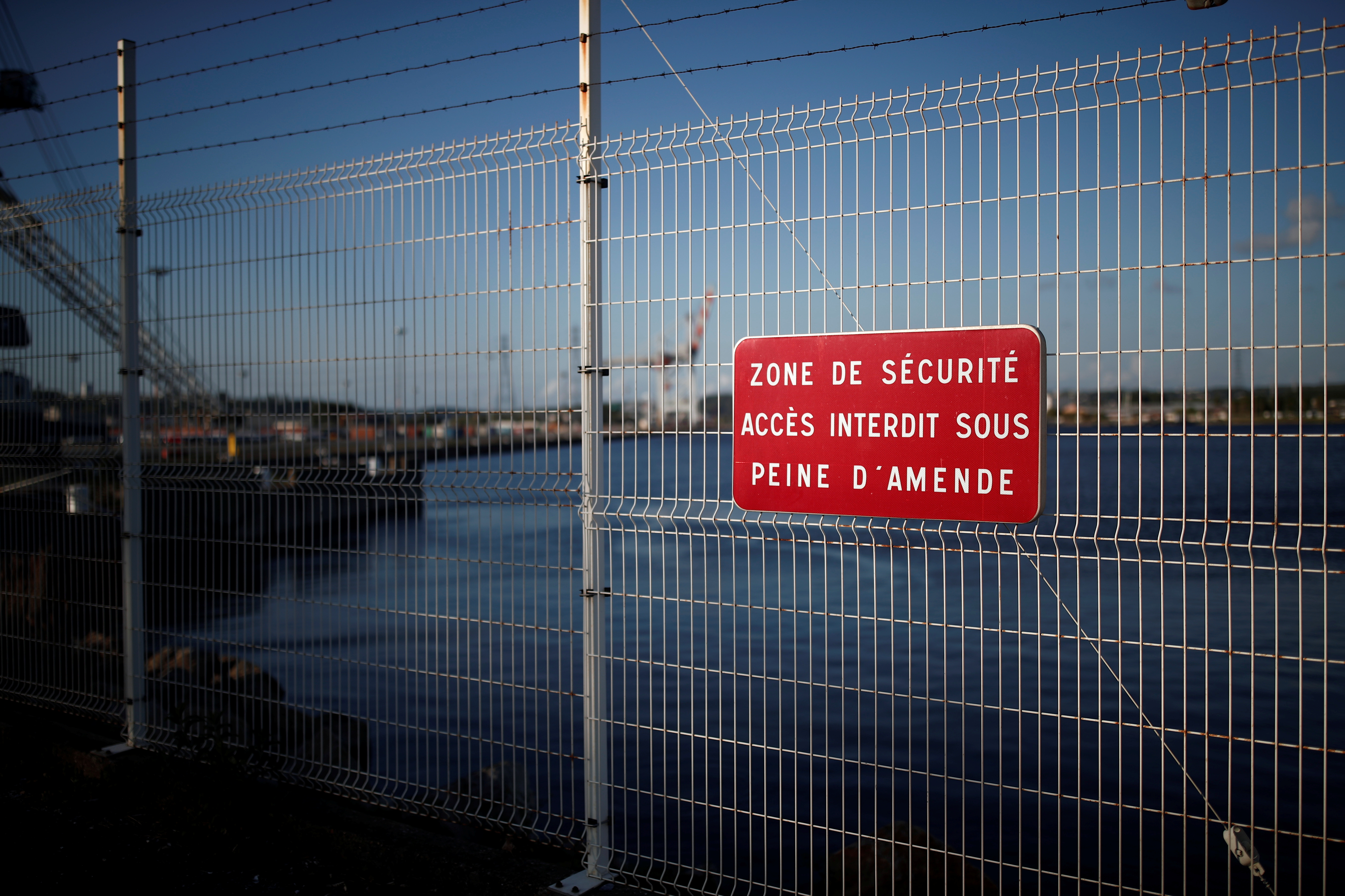Një tabelë që lexon "zonën e sigurisë" është fotografuar në hyrje të Portit të Le Havre, Francë, 9 maj 2019. REUTERS/Benoit Tessier