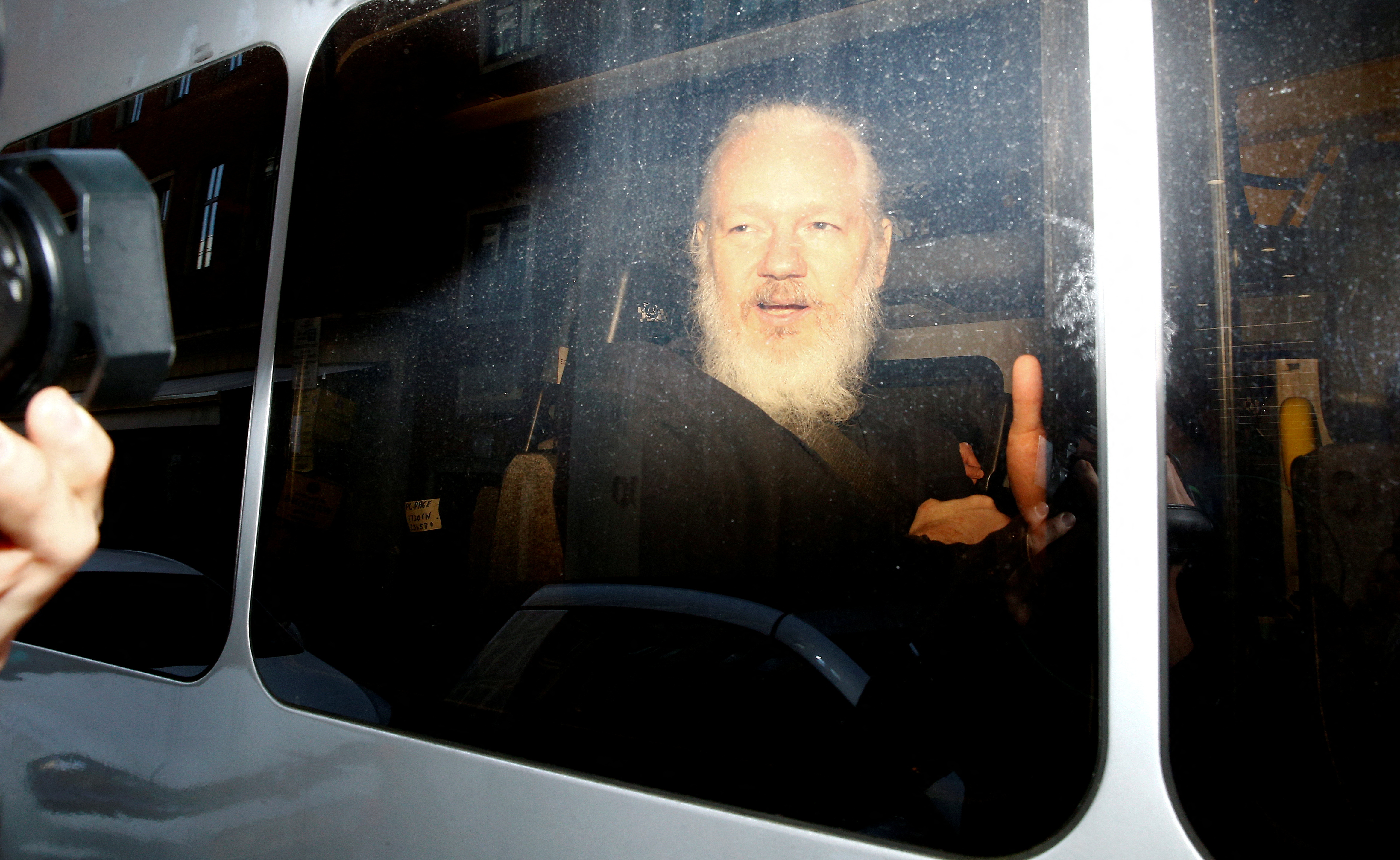 WikiLeaks-Gründer Julian Assange ist in einem Polizeiwagen zu sehen, nachdem er von der britischen Polizei in London festgenommen wurde