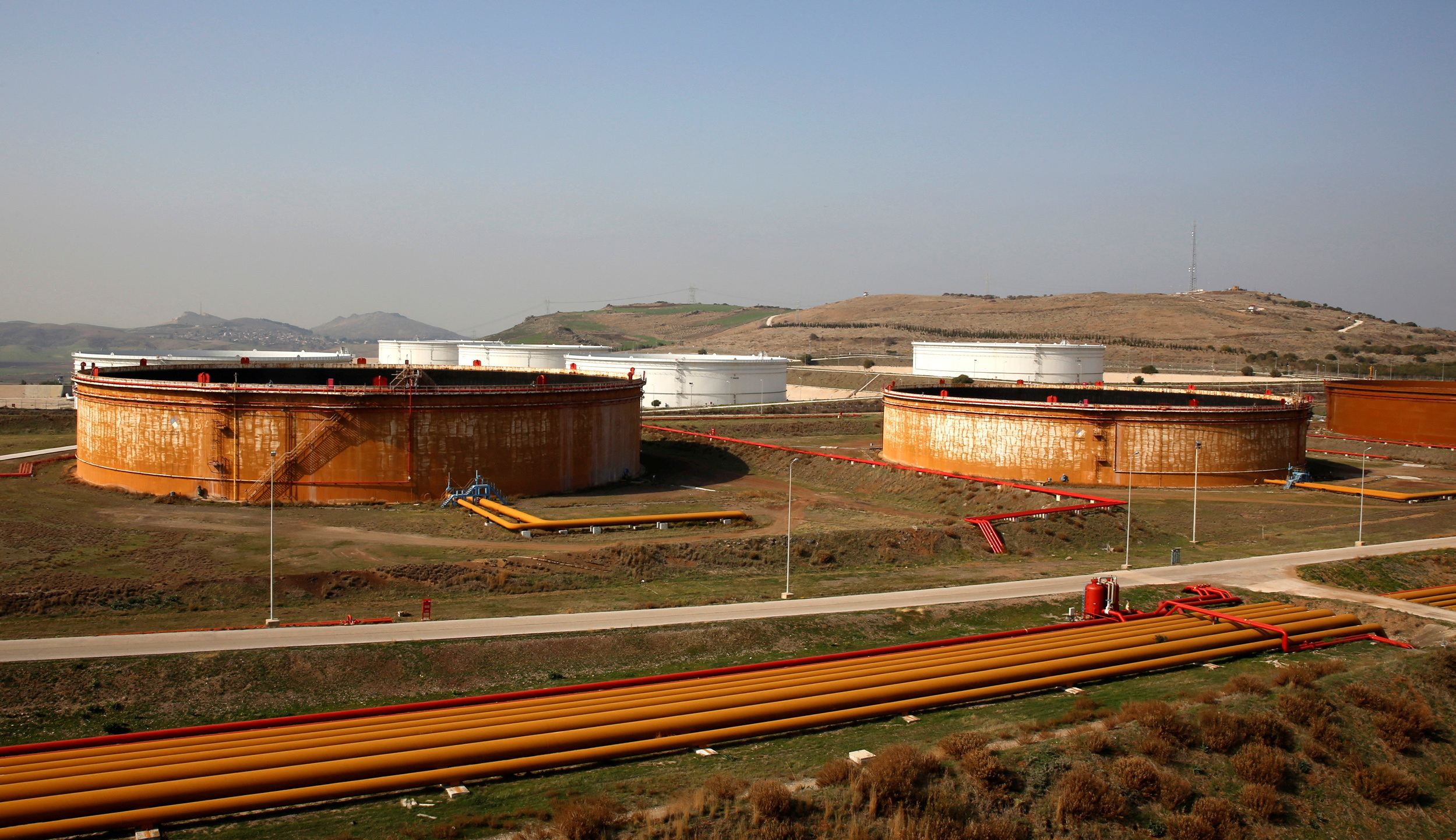 Akdeniz'deki Ceyhan limanındaki petrol tanklarının genel görünümü (ön planda kahverengi)