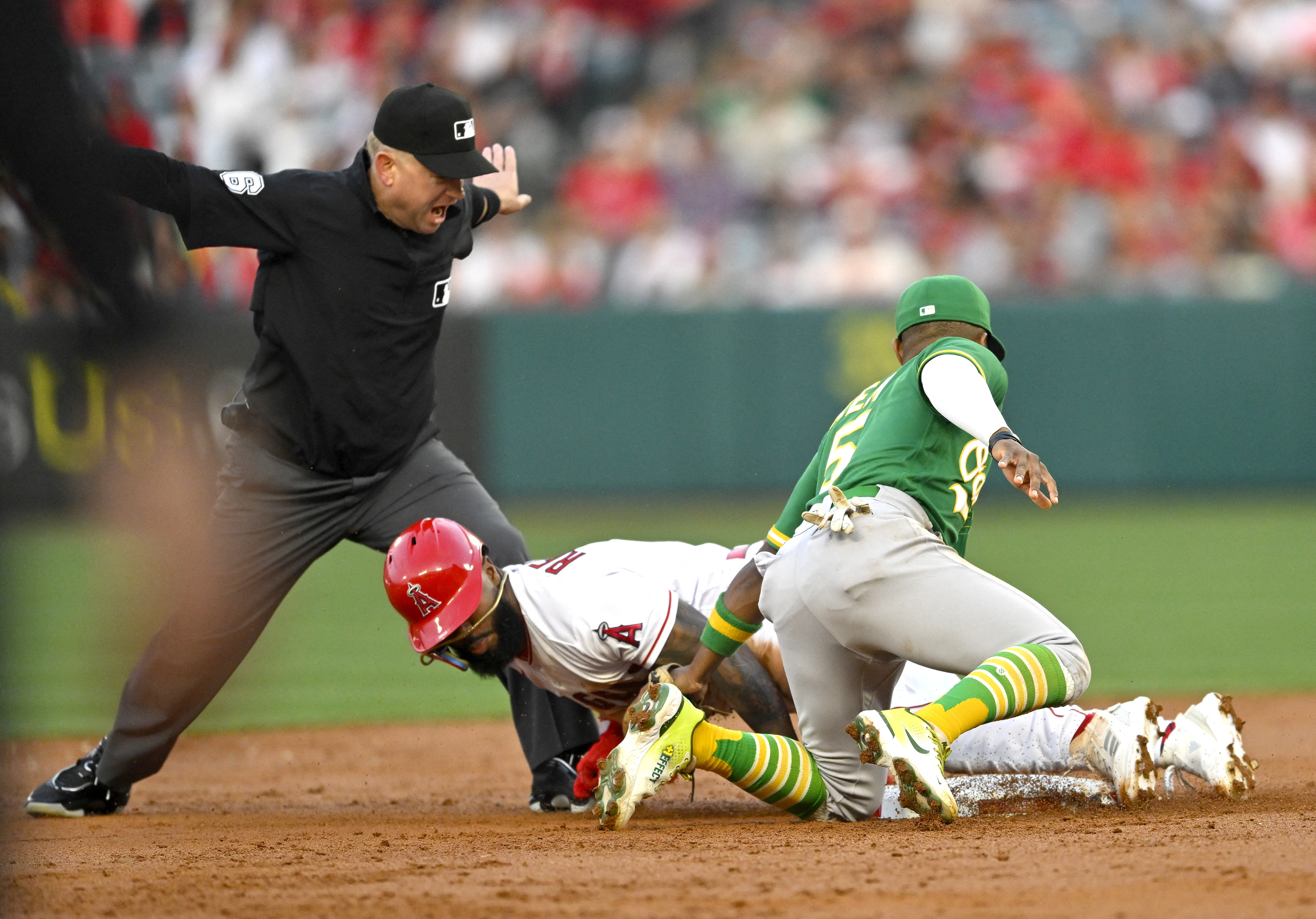 Angels' bullpen shuts down A's to seal win