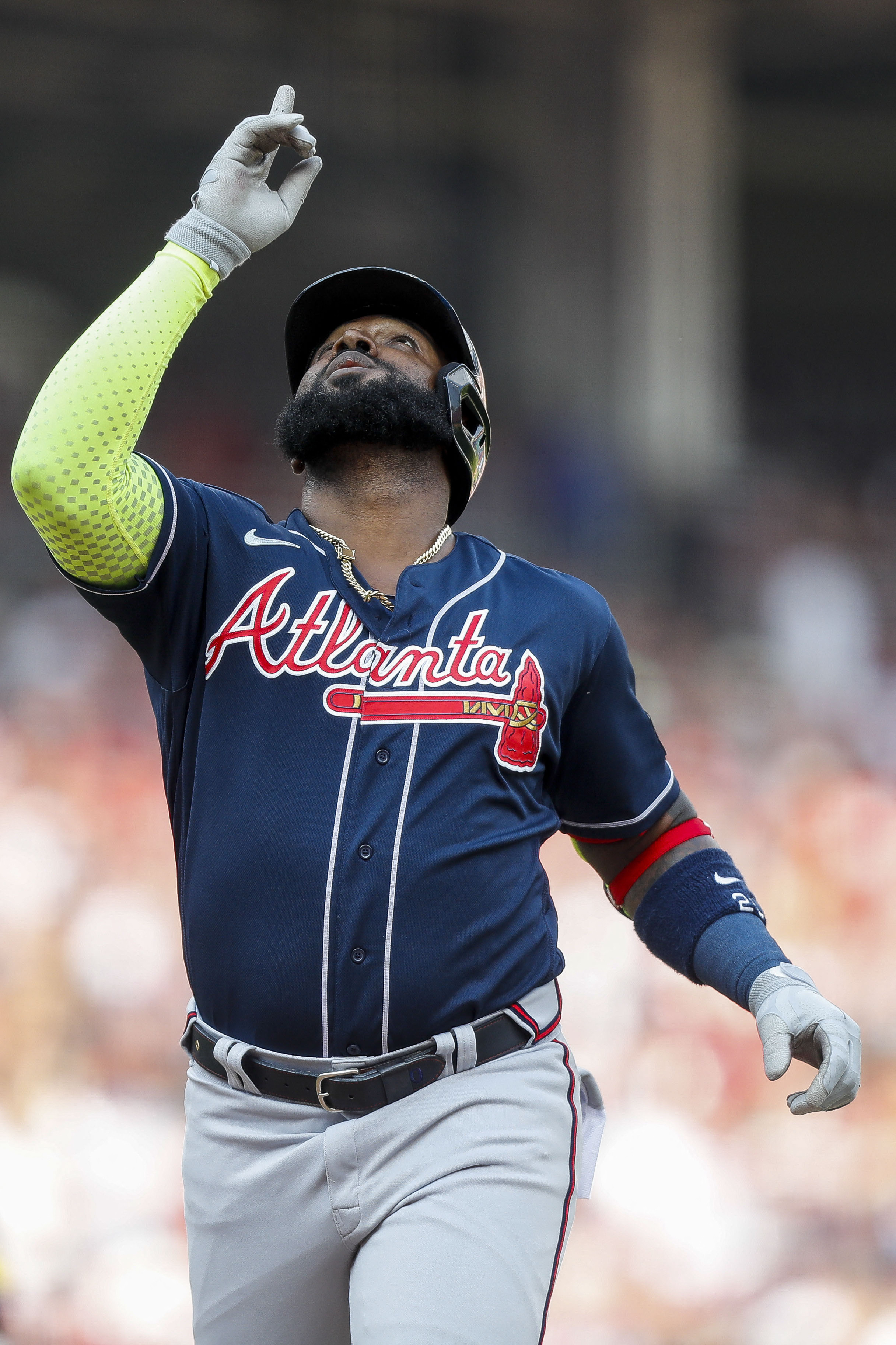 Braves end Reds' winning streak by belting 4 home runs