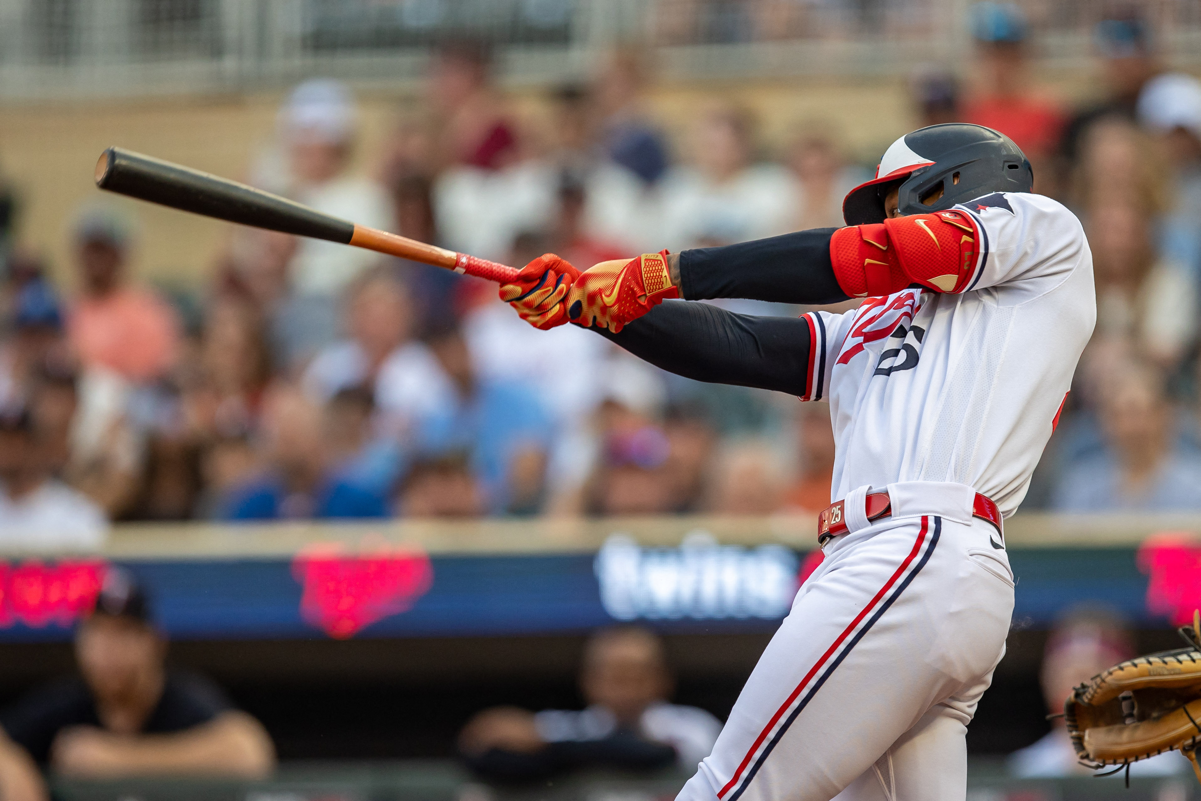 Byron Buxton goes deep twice, carries Twins over White Sox 6-4 in