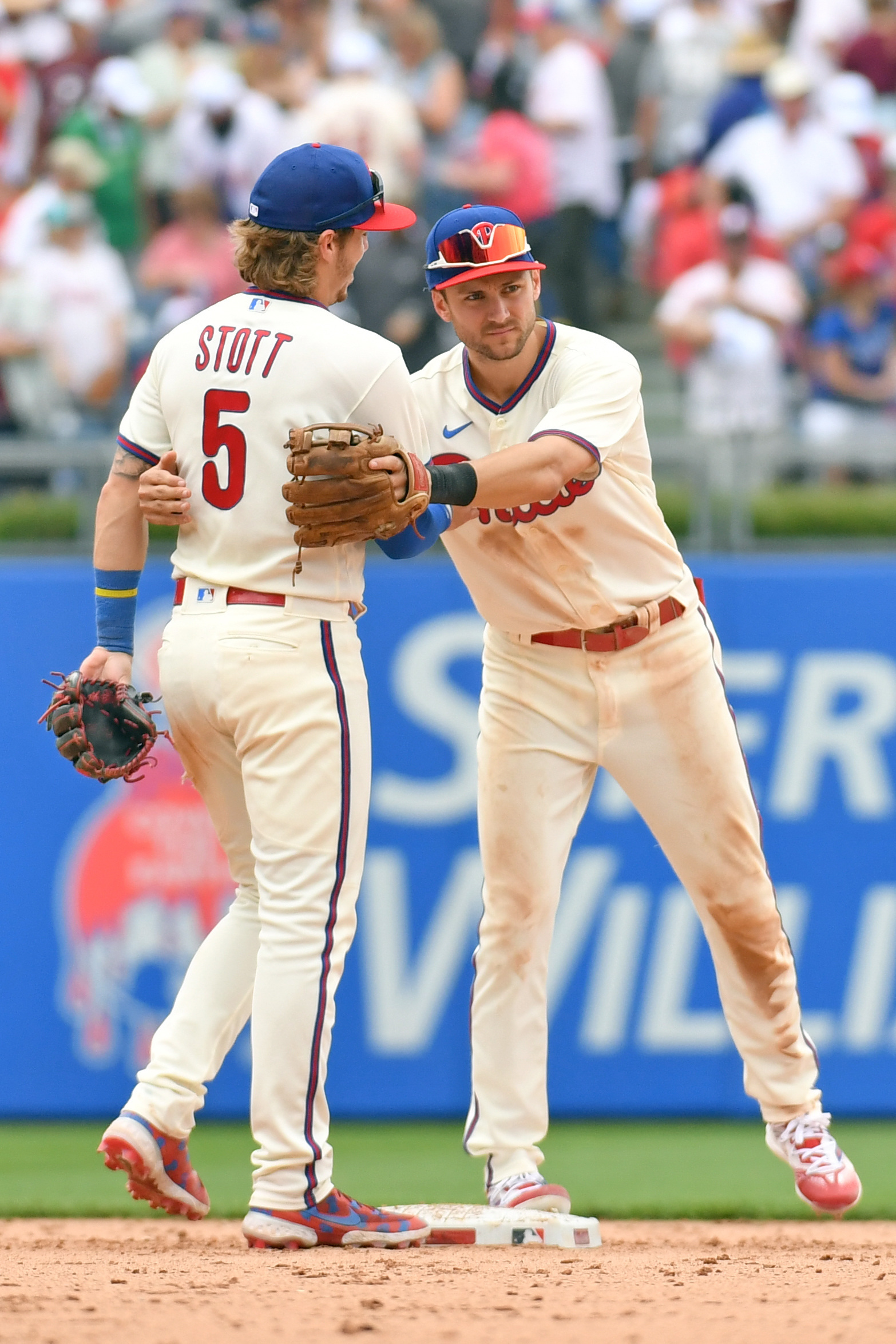 Castellanos' homer helps Phillies to series win over Dodgers