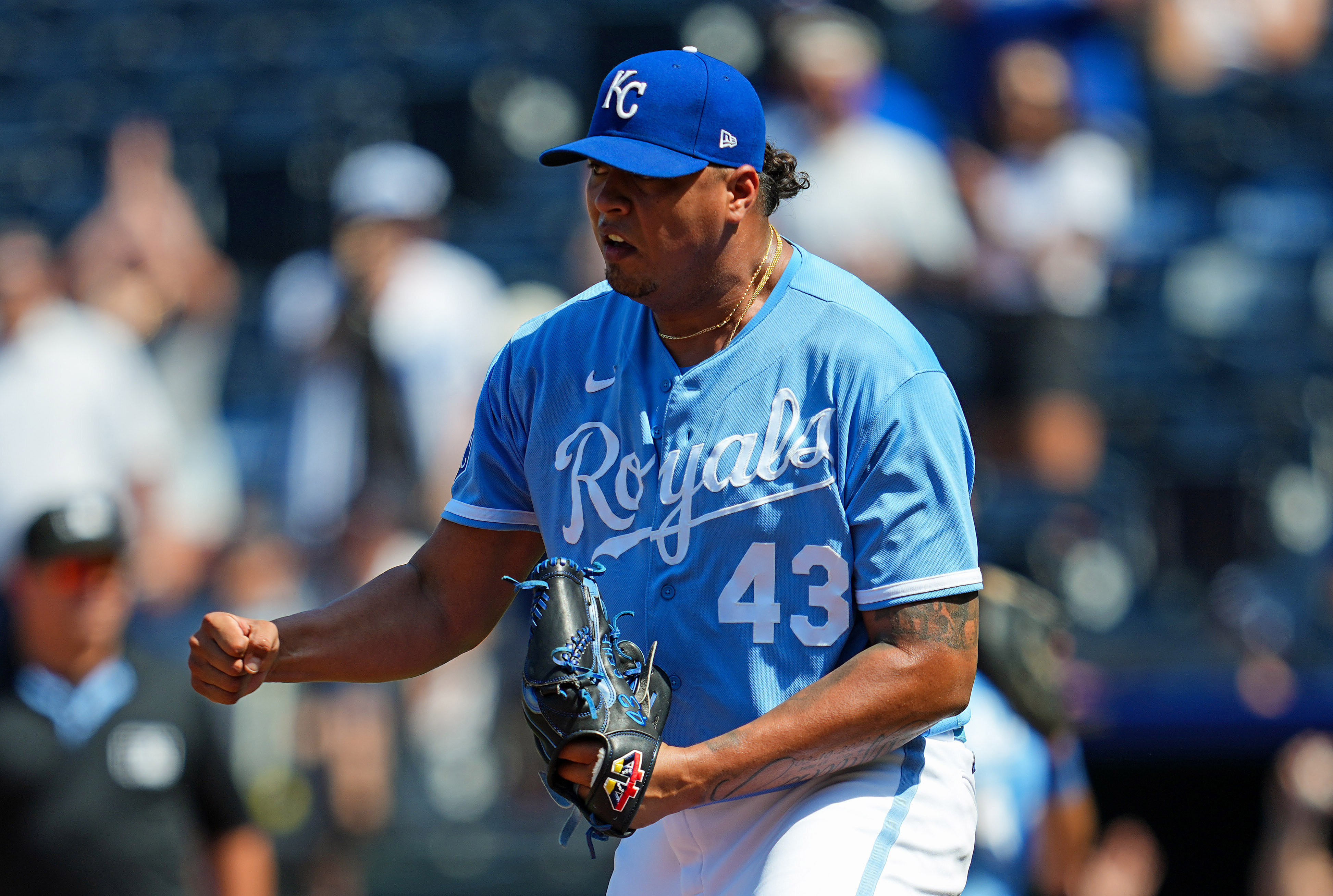 Heasley shuts down Twins, Royals win 4-1 to finish sweep