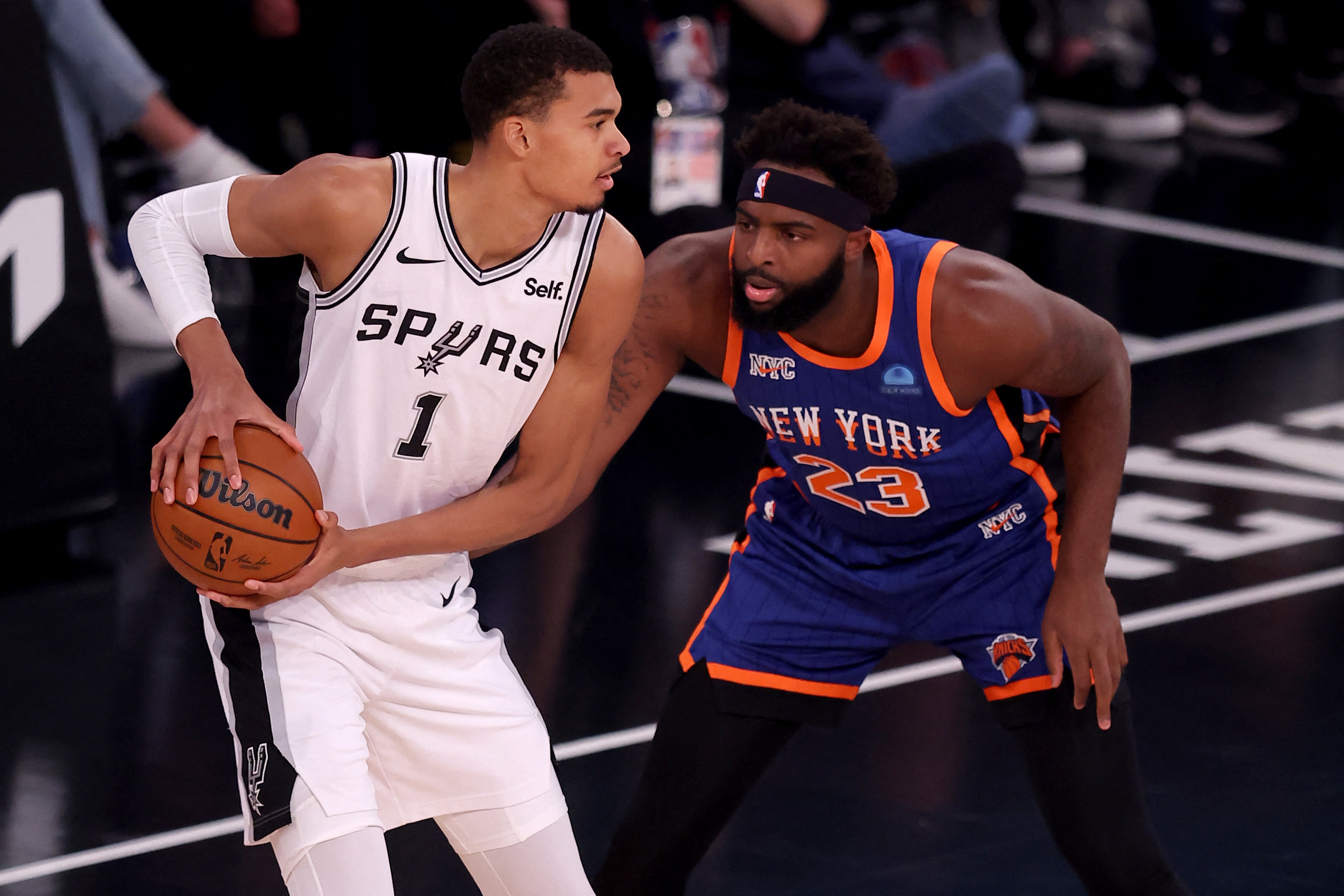 Knicks score first 13 points, blow out Spurs
