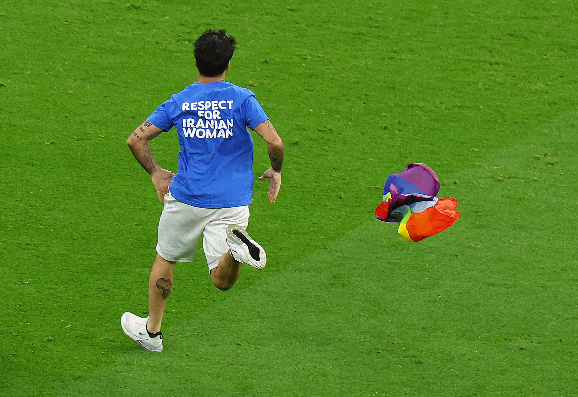 Человек выбежал на поле. Флаг на футбольном поле. Болельщик выбежал на поле. Португалия Уругвай. Фанат выбежал на поле.