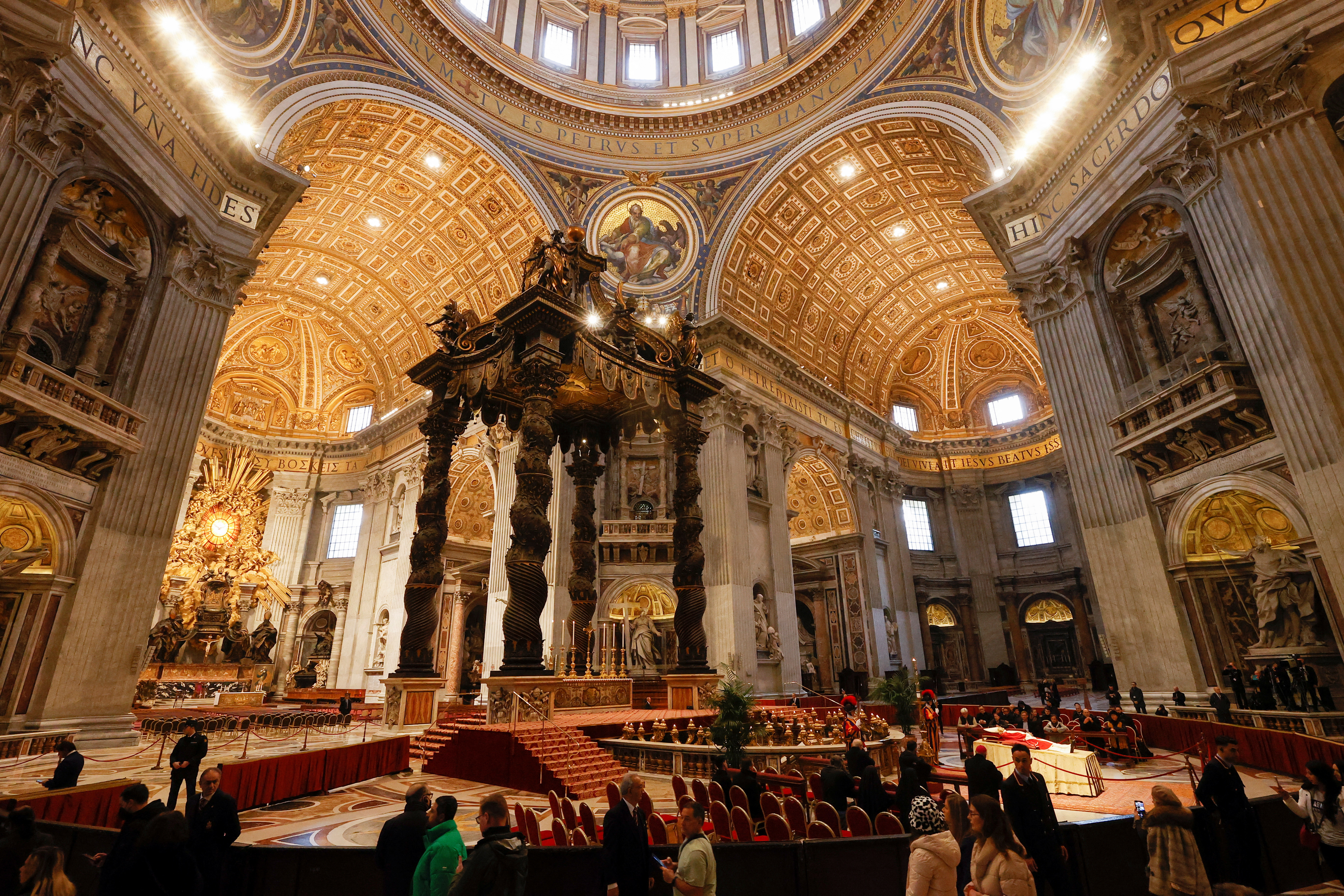 Fieles rinden homenaje al ex Papa Benedicto en la Basílica de San Pedro en el Vaticano