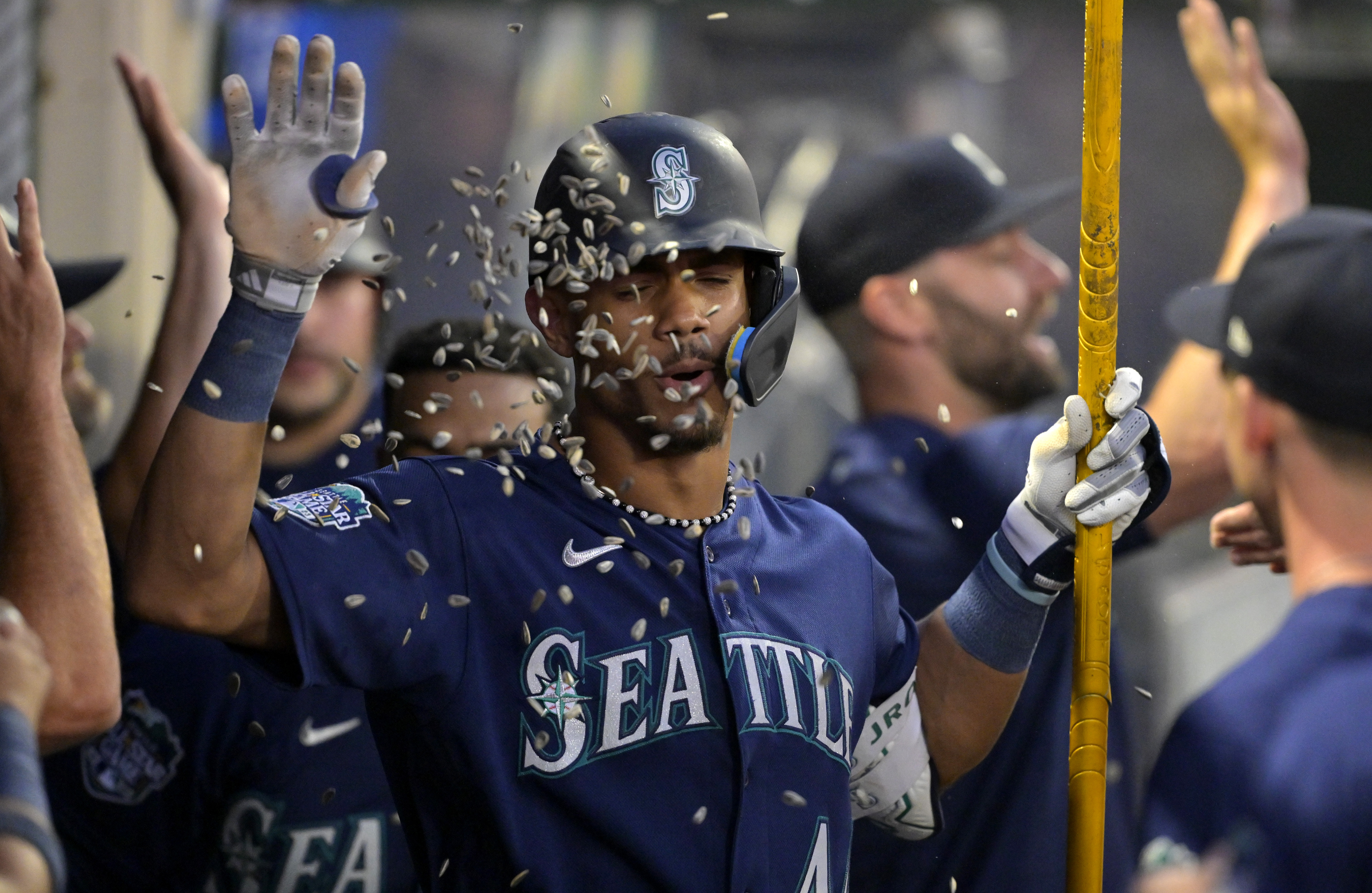 Eugenio Suarez absolutely crushes a two-run bomb to put the M's on top in  the first : r/baseball