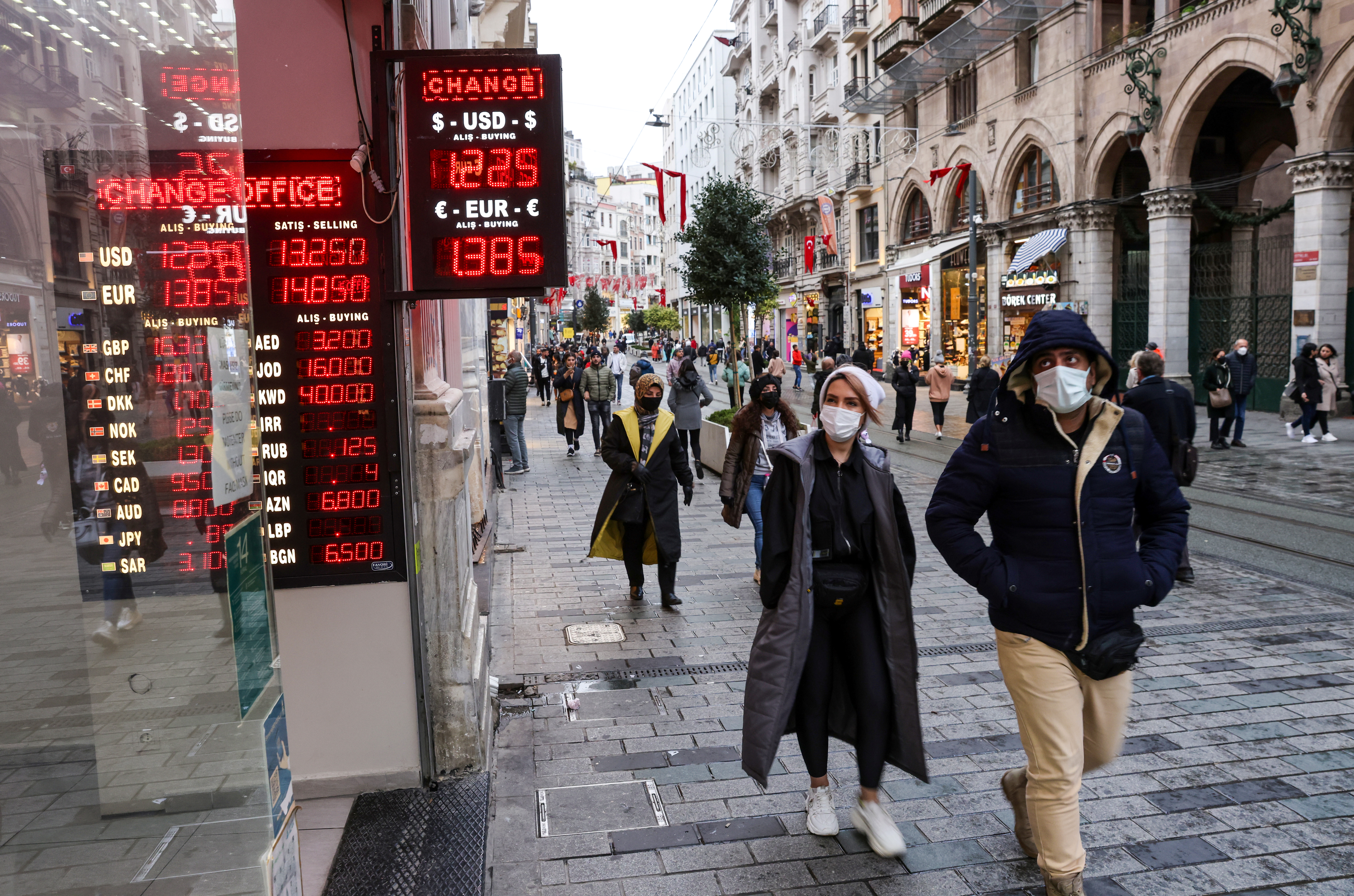 People walk past a currency exchange office in Istanbul, Turkey November 24, 2021. REUTERS/Umit Bektas