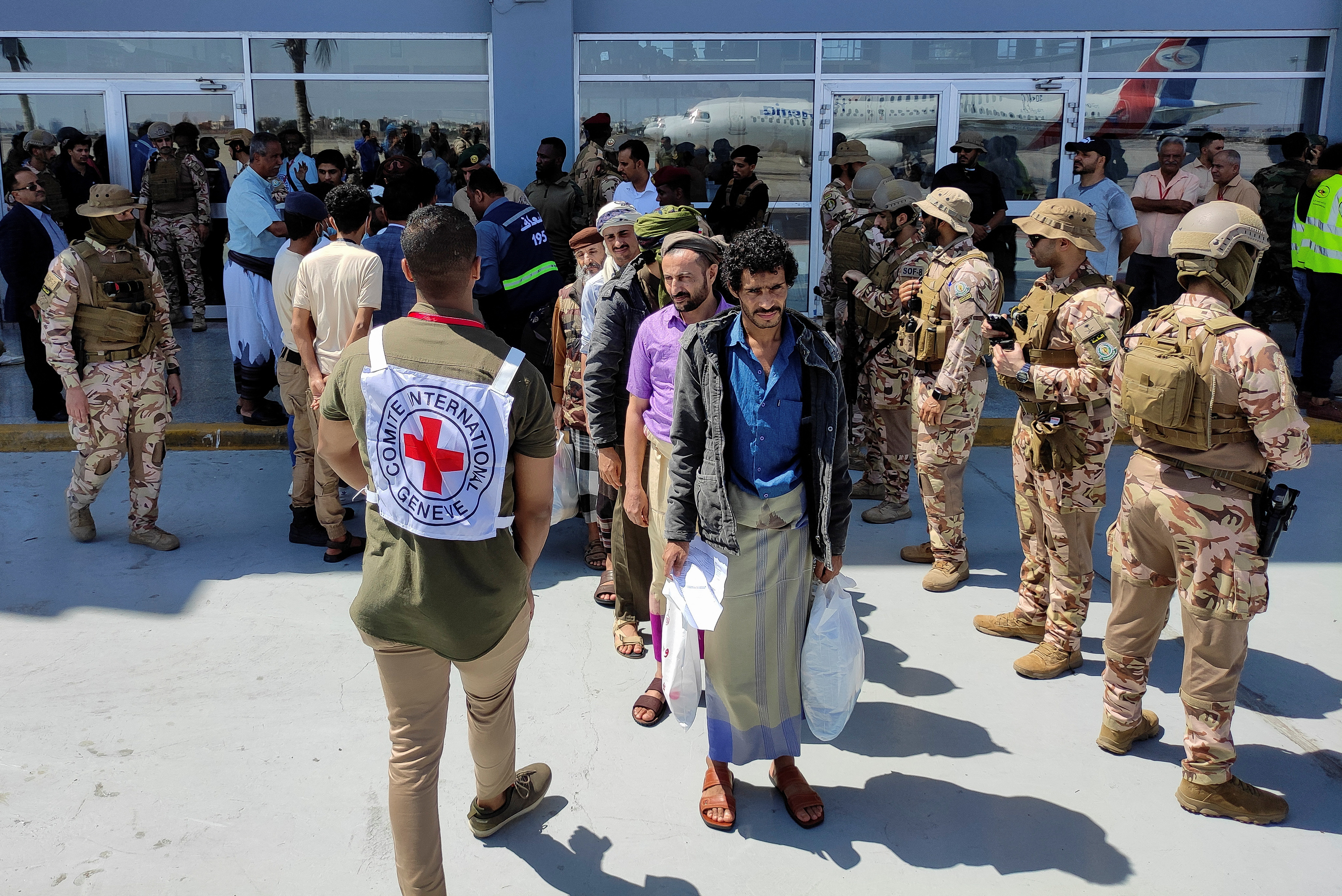 إطلاق سراح سجناء في مطار عدن
