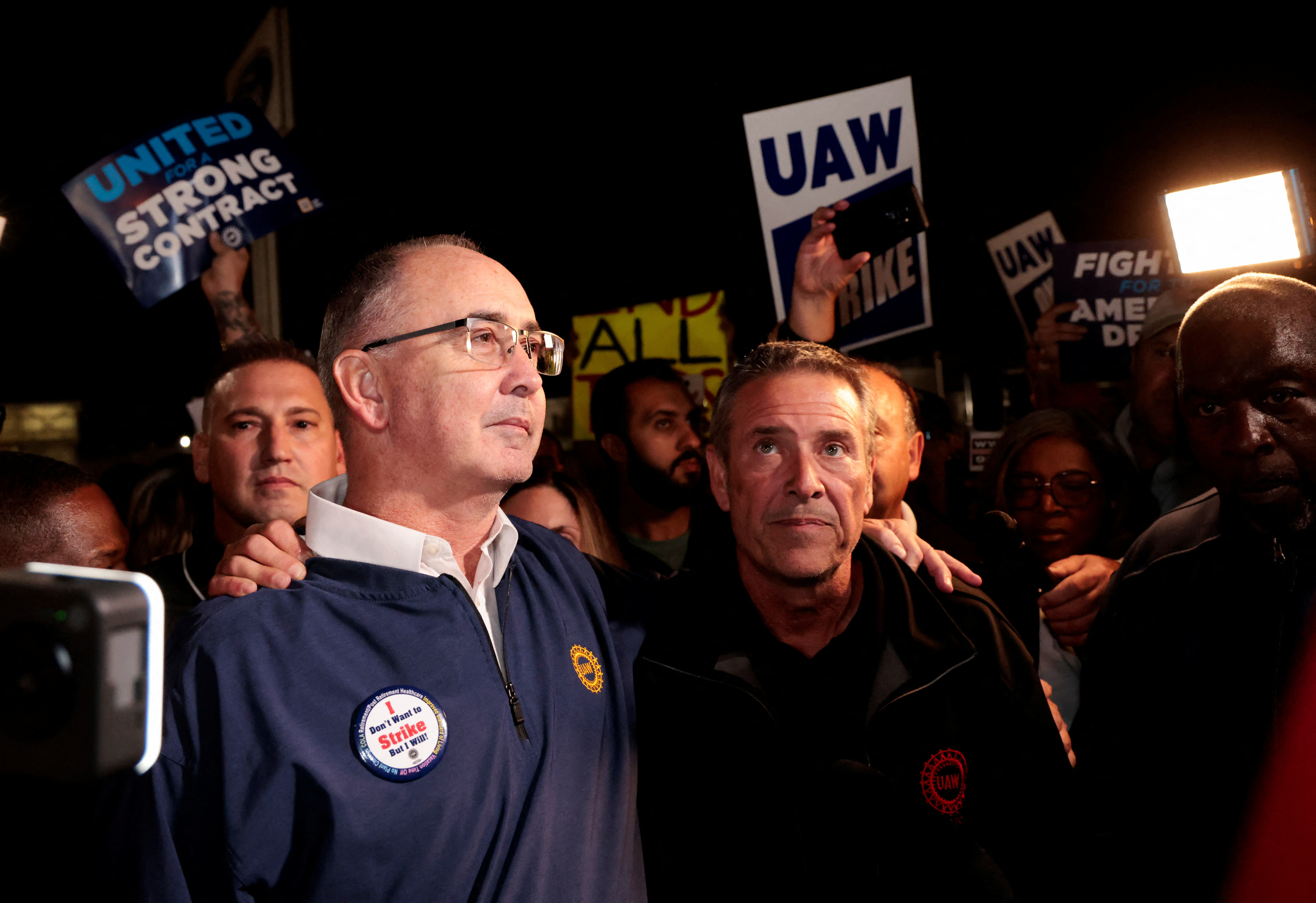 UAW leaders push ahead with Ford contract as GM talks drag - Reuters