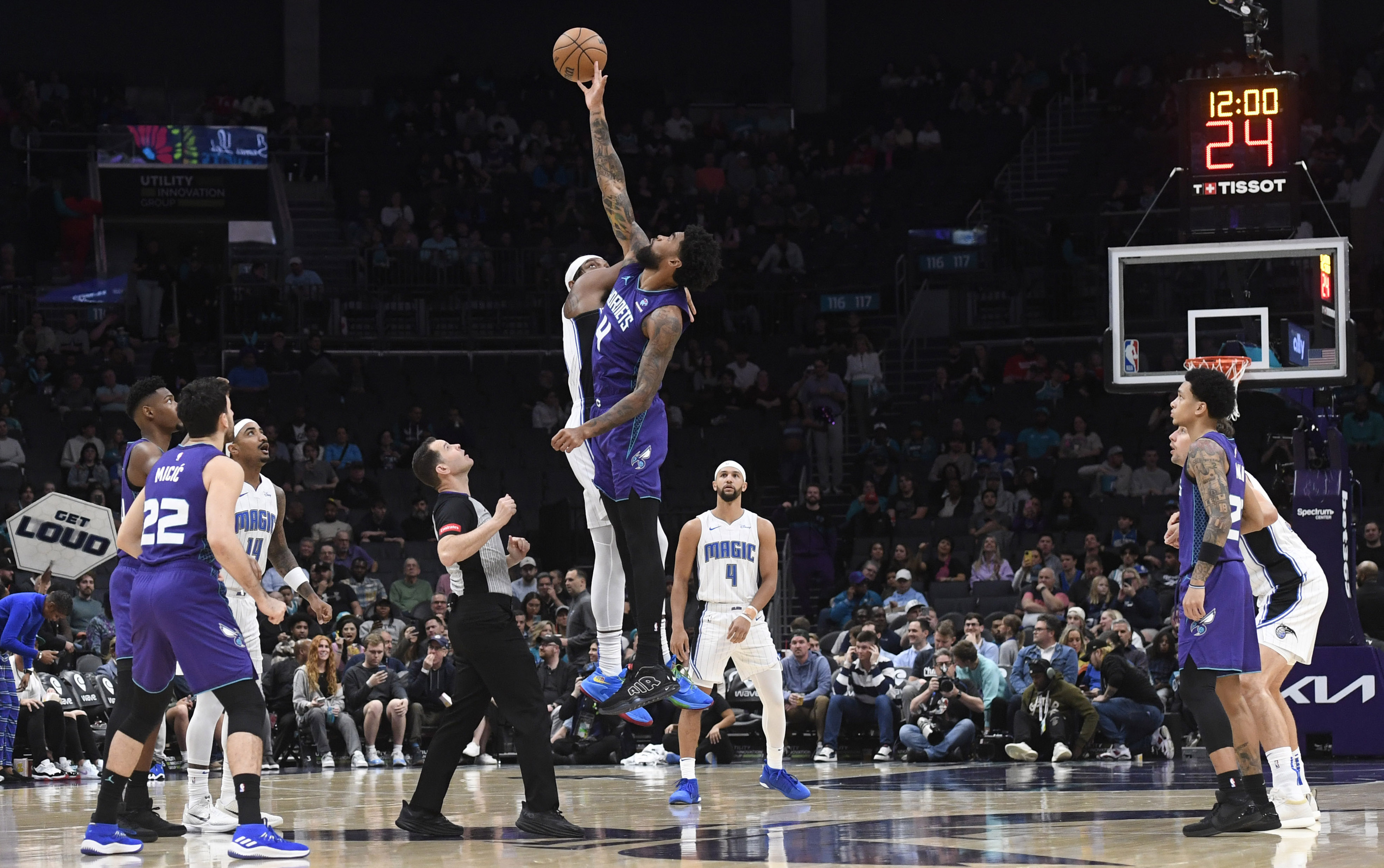 Balanced scoring carries Magic over Hornets | Reuters