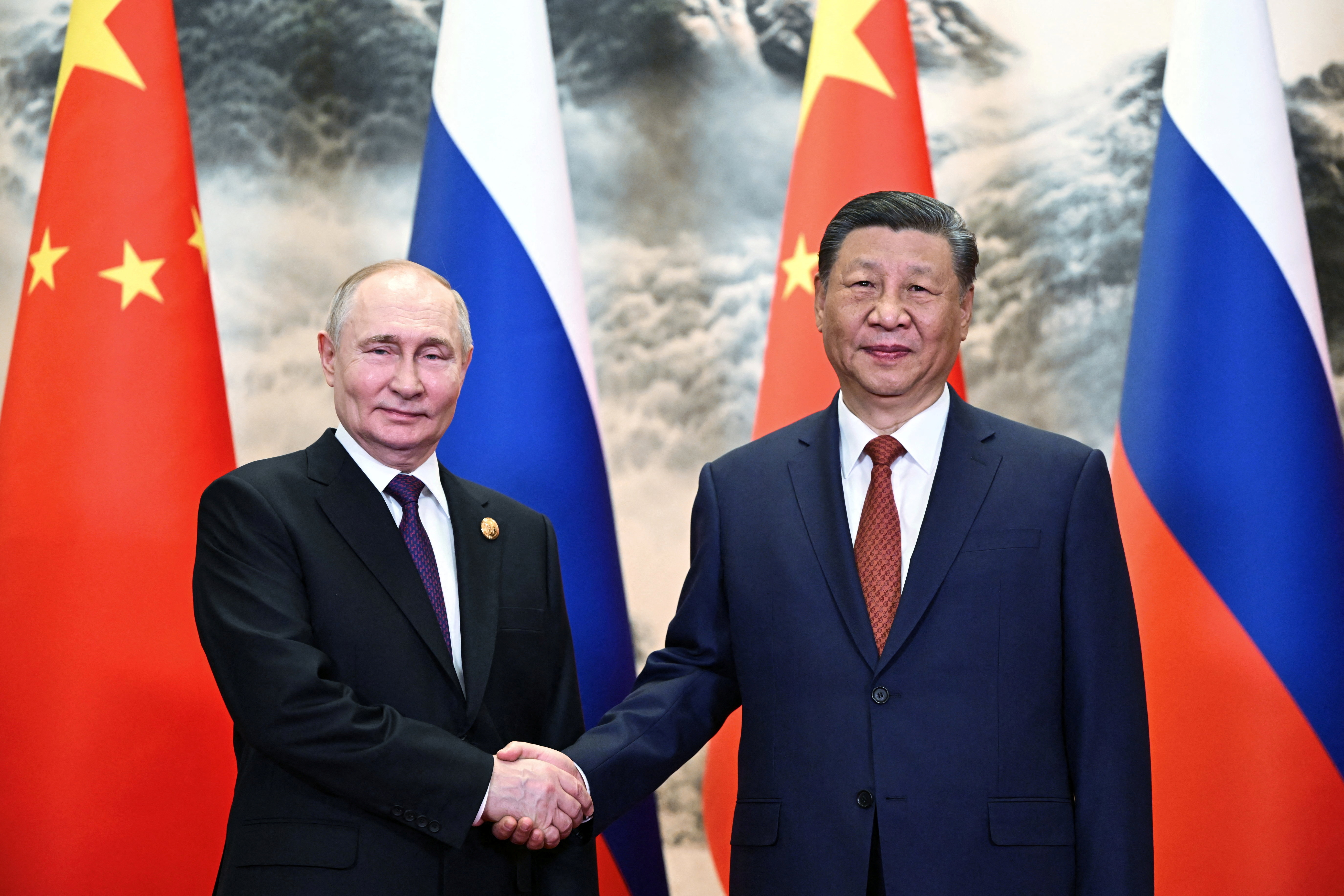 O presidente russo, Vladimir Putin, e o presidente chinês, Xi Jinping, reúnem-se em Pequim