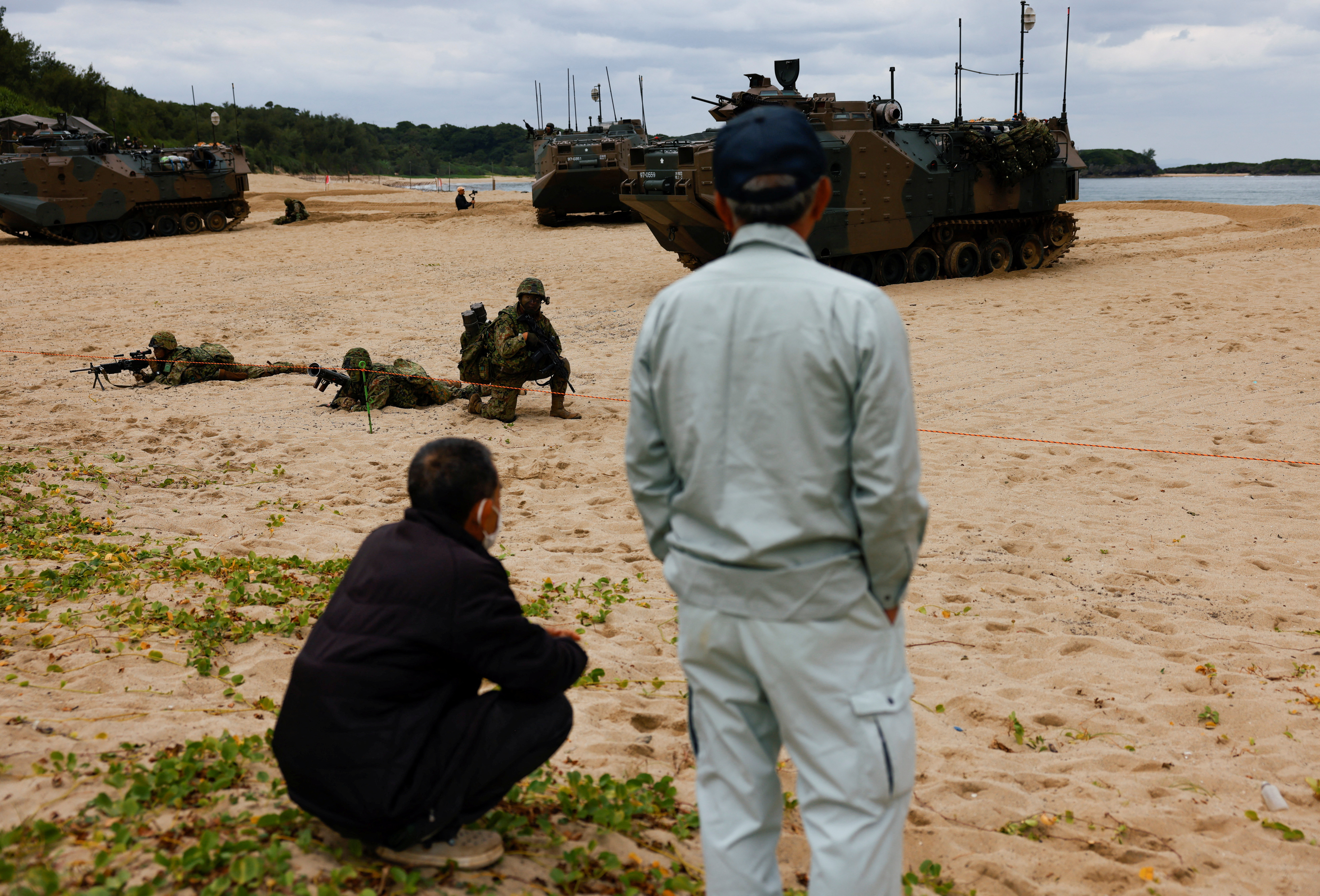 Солдаты Сухопутных сил самообороны Японии проводят учения по высадке морского десанта на острове Токуносима.