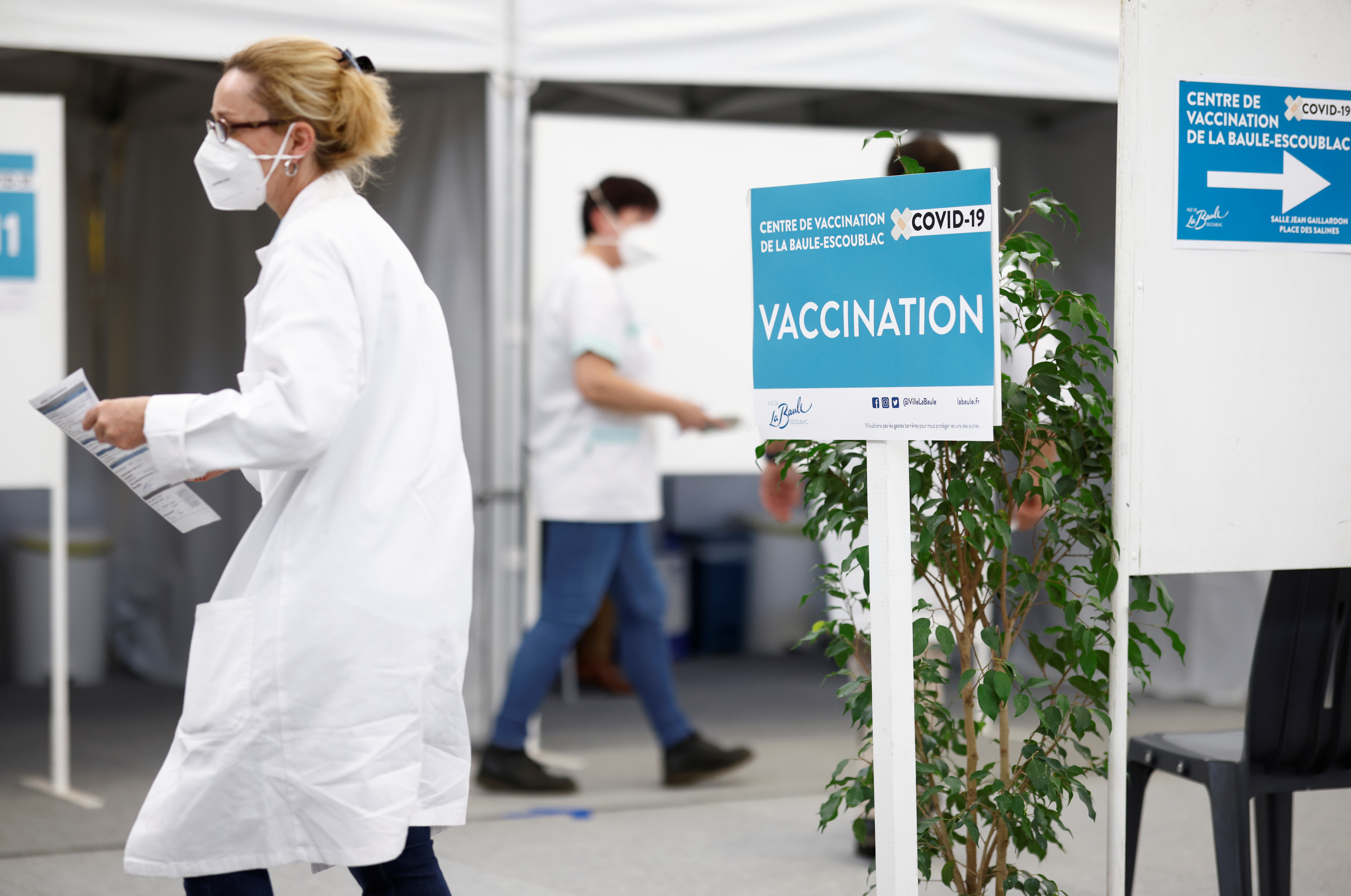 Des membres du personnel médical travaillent dans un centre de vaccination contre la maladie à coronavirus (COVID-19) à La Baule, en France, le 17 février 2021. REUTERS/Stephane Mahe