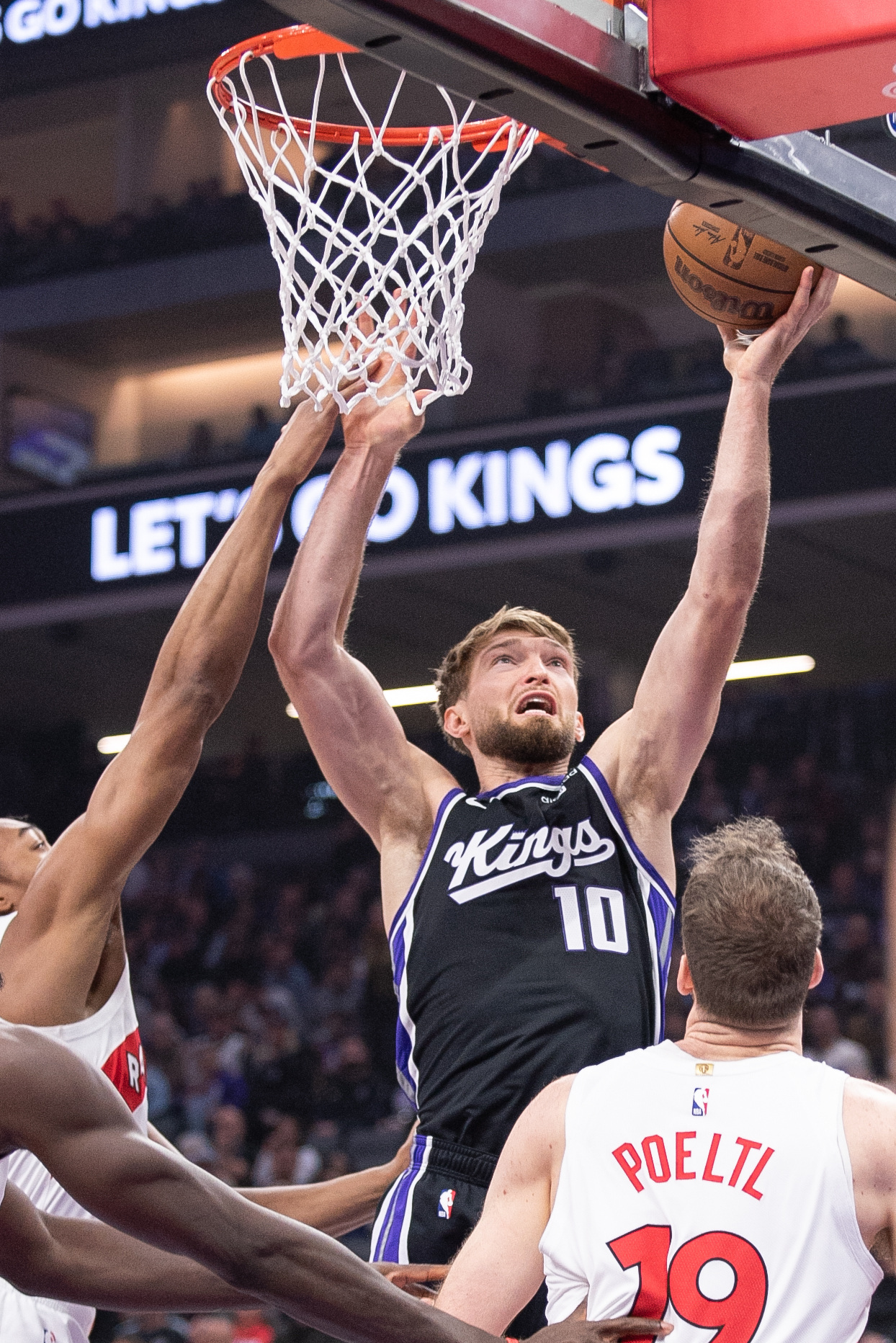 Domantas Sabonis (triple-double), Kings Barely Fend Off Raptors | Reuters