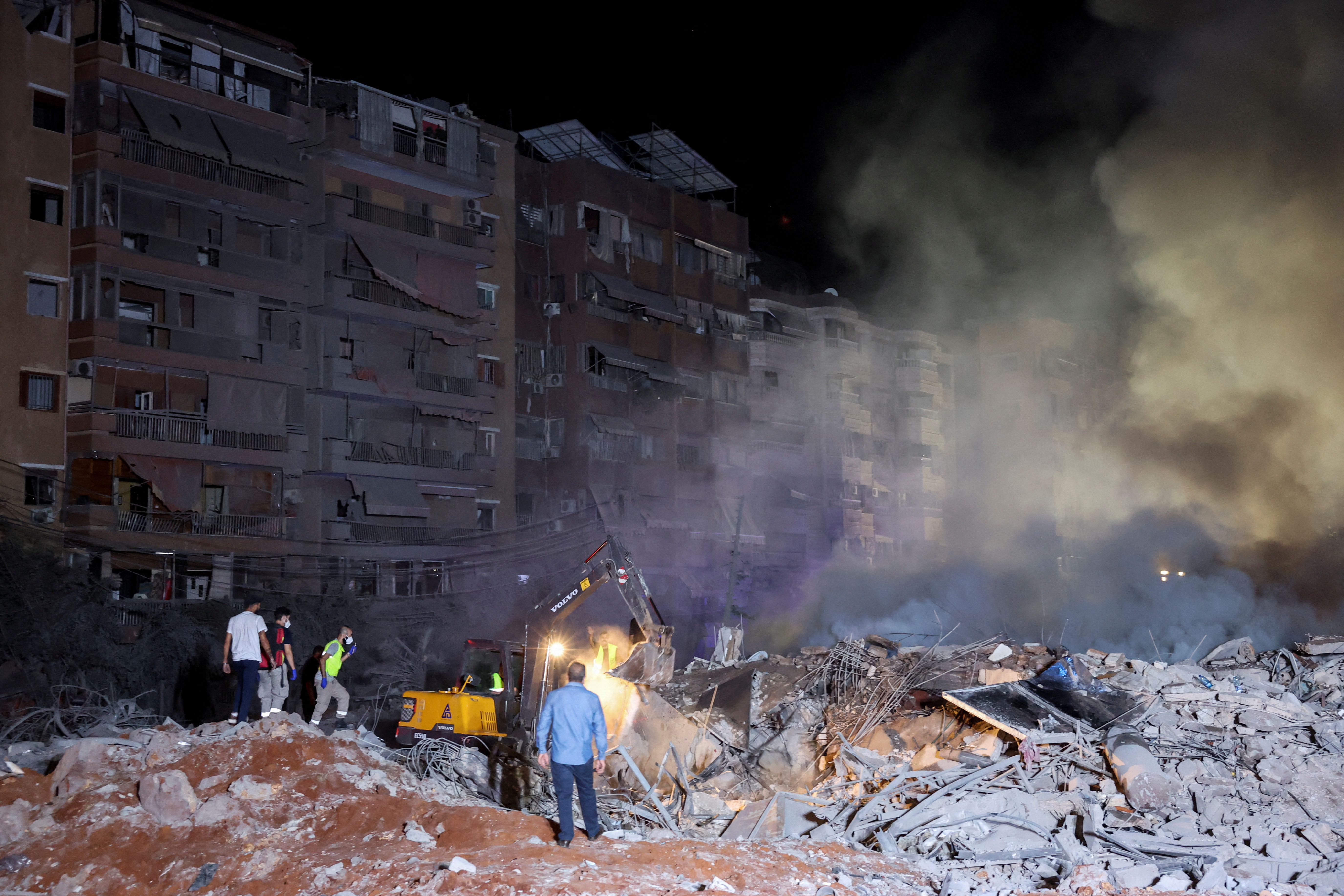  People inspect damage at the site of an Israeli strike, amid ongoing hostilities between Hezbollah and Israeli forces, in Beirut's southern suburbs, Lebanon September 27, 2024. REUTERS/Mohamed Azakir