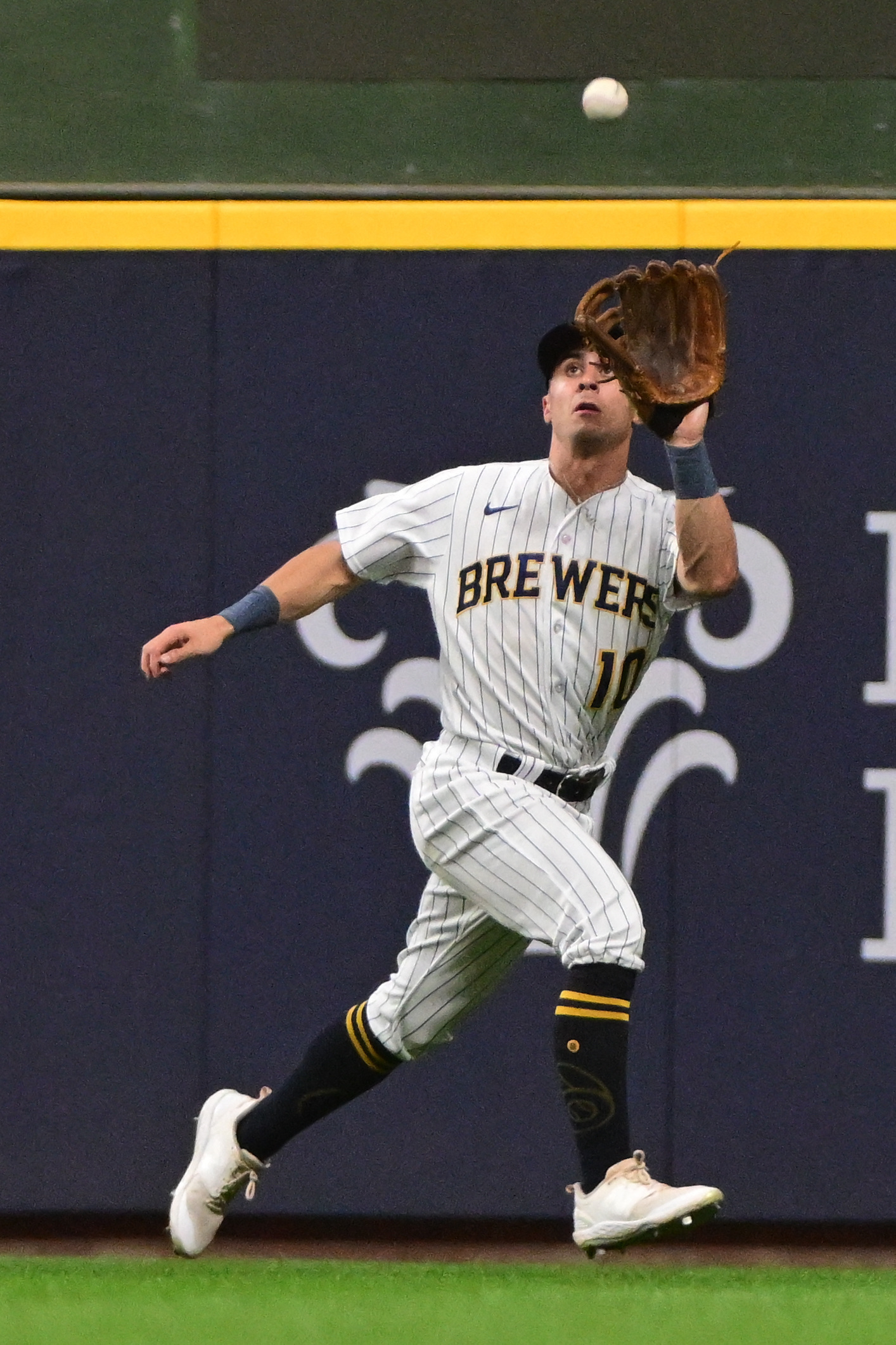 Brewers catch Pirates in 9th, beat them in 10th