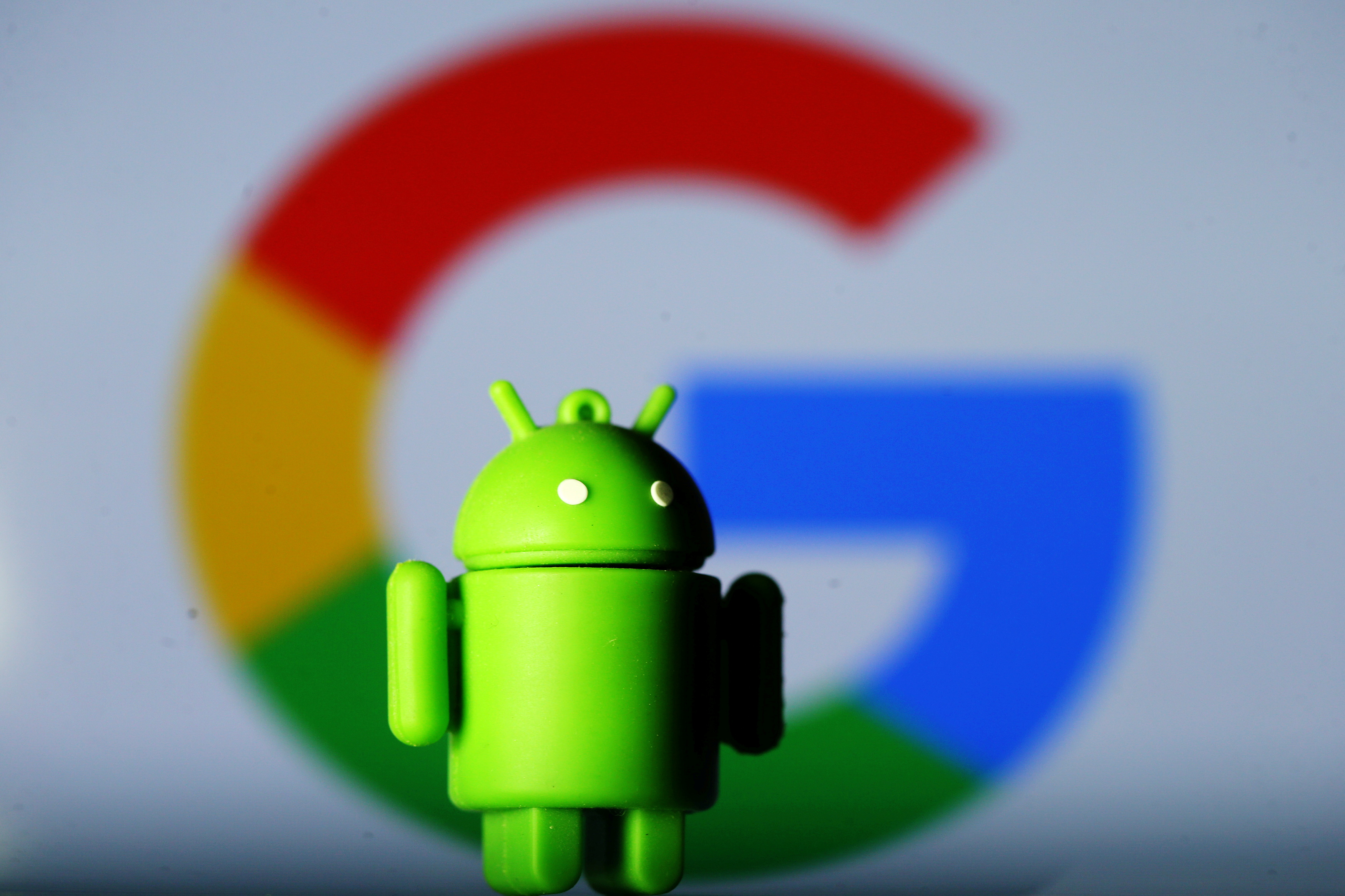 Une mascotte Android imprimée en 3D, Bugdroid, est vue devant un logo Google dans cette illustration prise le 9 juillet 2017. REUTERS/Dado Ruvic/Illustration/File Photo