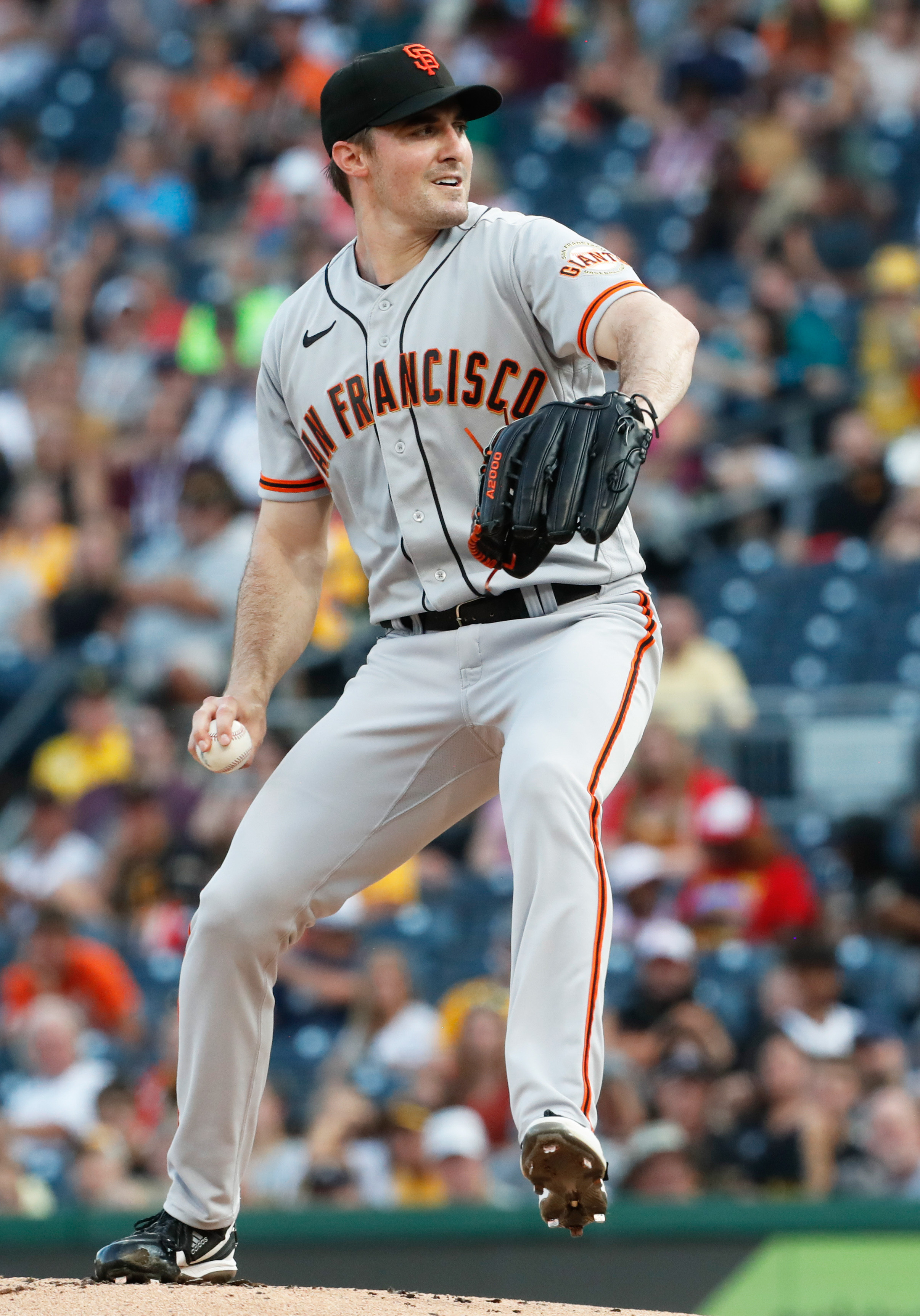 SF Giants sweep Pirates with five-run 10th inning in 8-4 win