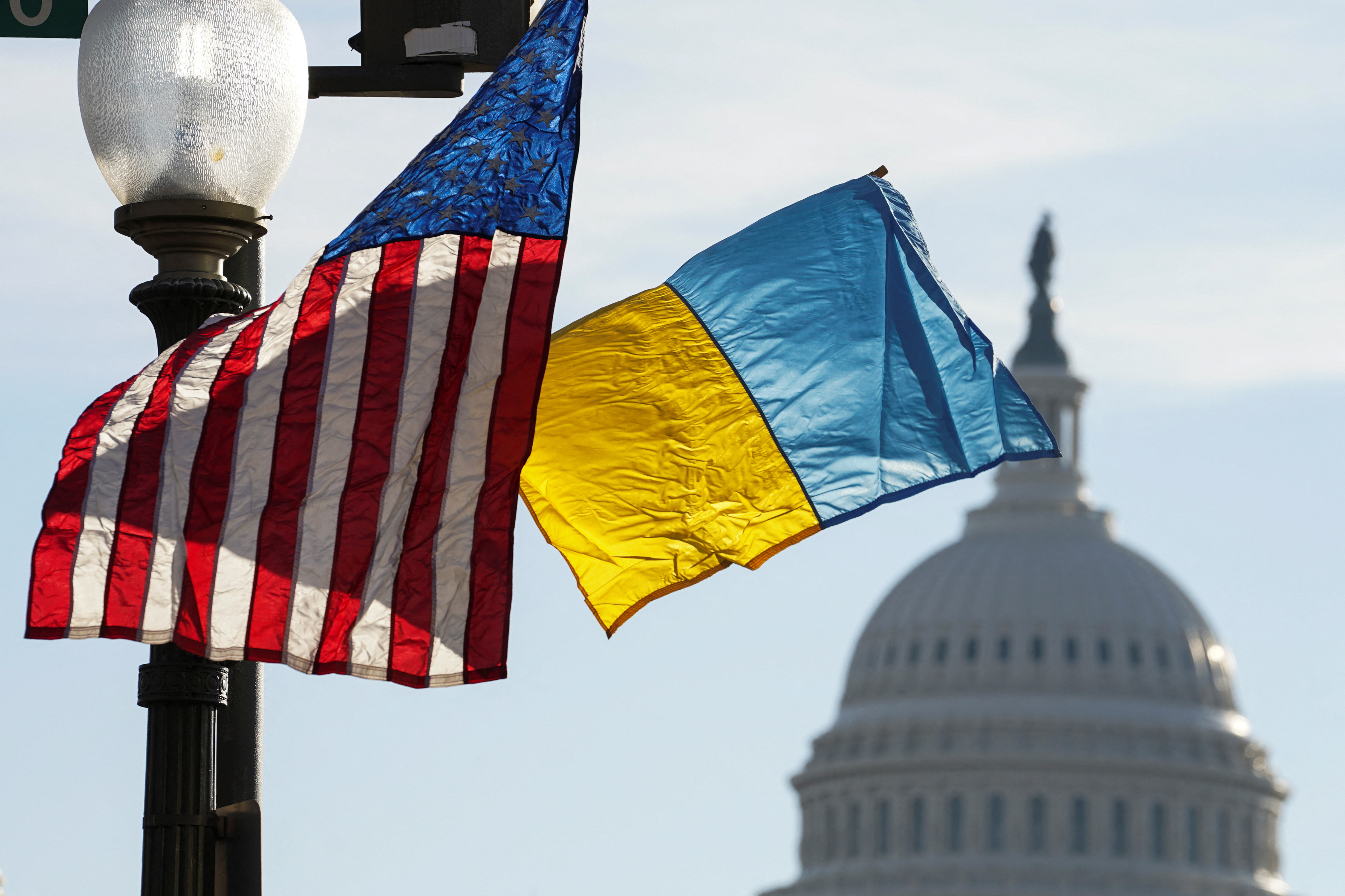 Сша на украинском. Флаг Украины и США. Американский флаг в Украине. Украино американский флаг. США Украина флаги Patriot.