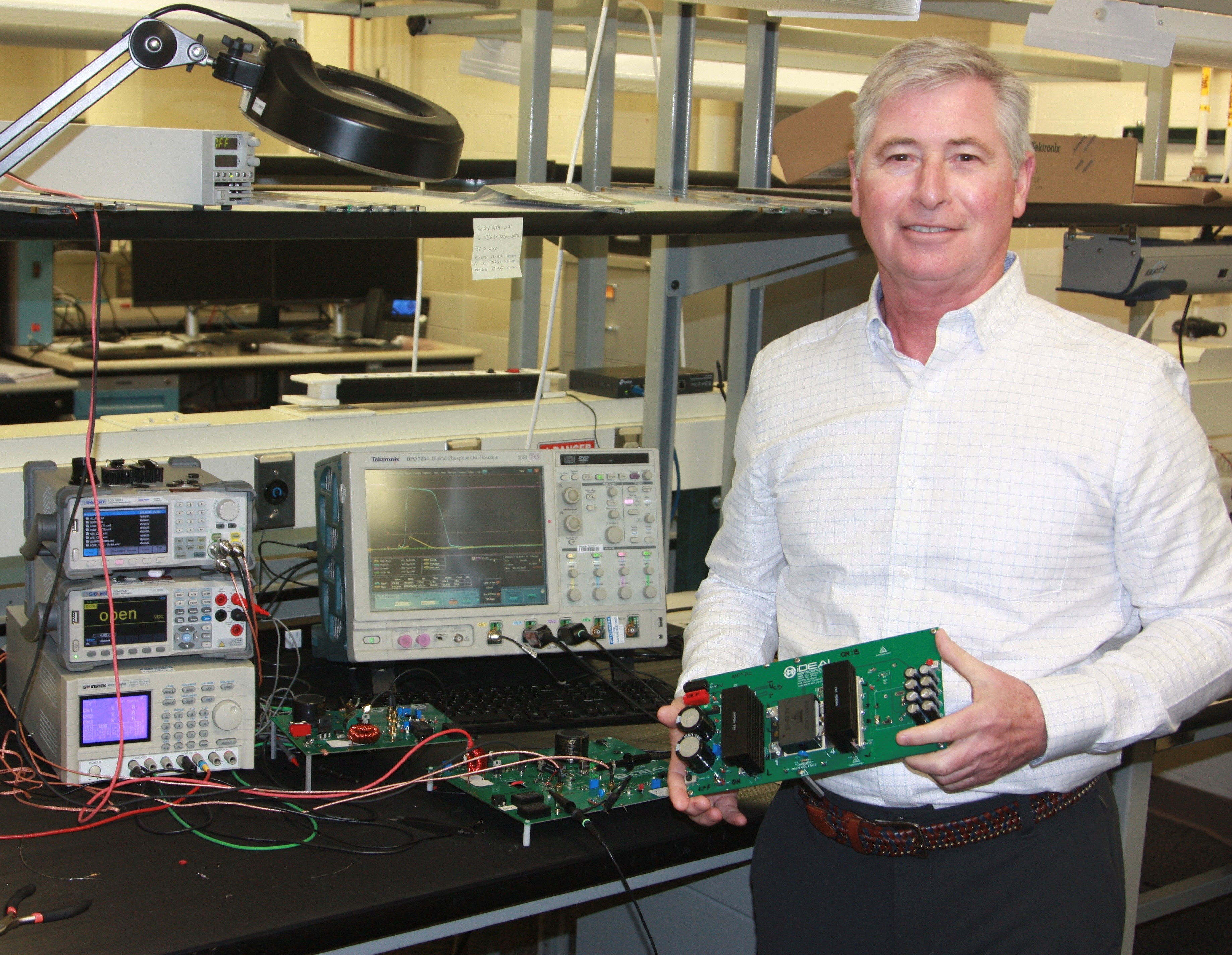 Mark Granahan, director ejecutivo de iDEAL Semiconductor, aparece en la foto con los chips de energía de bajo consumo de la empresa.