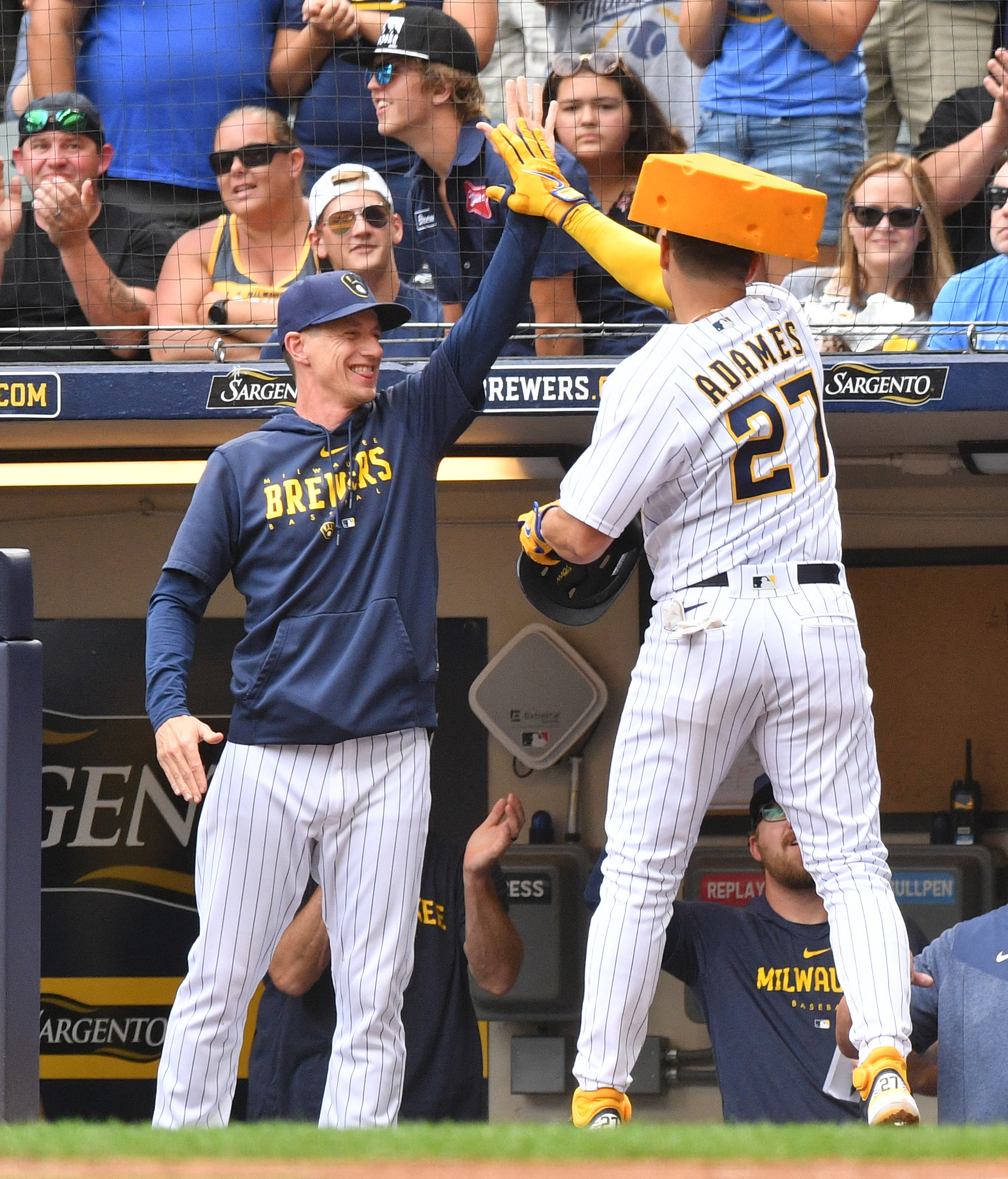 Brewers Craig Counsell holds hand up as Elly De La Cruz's