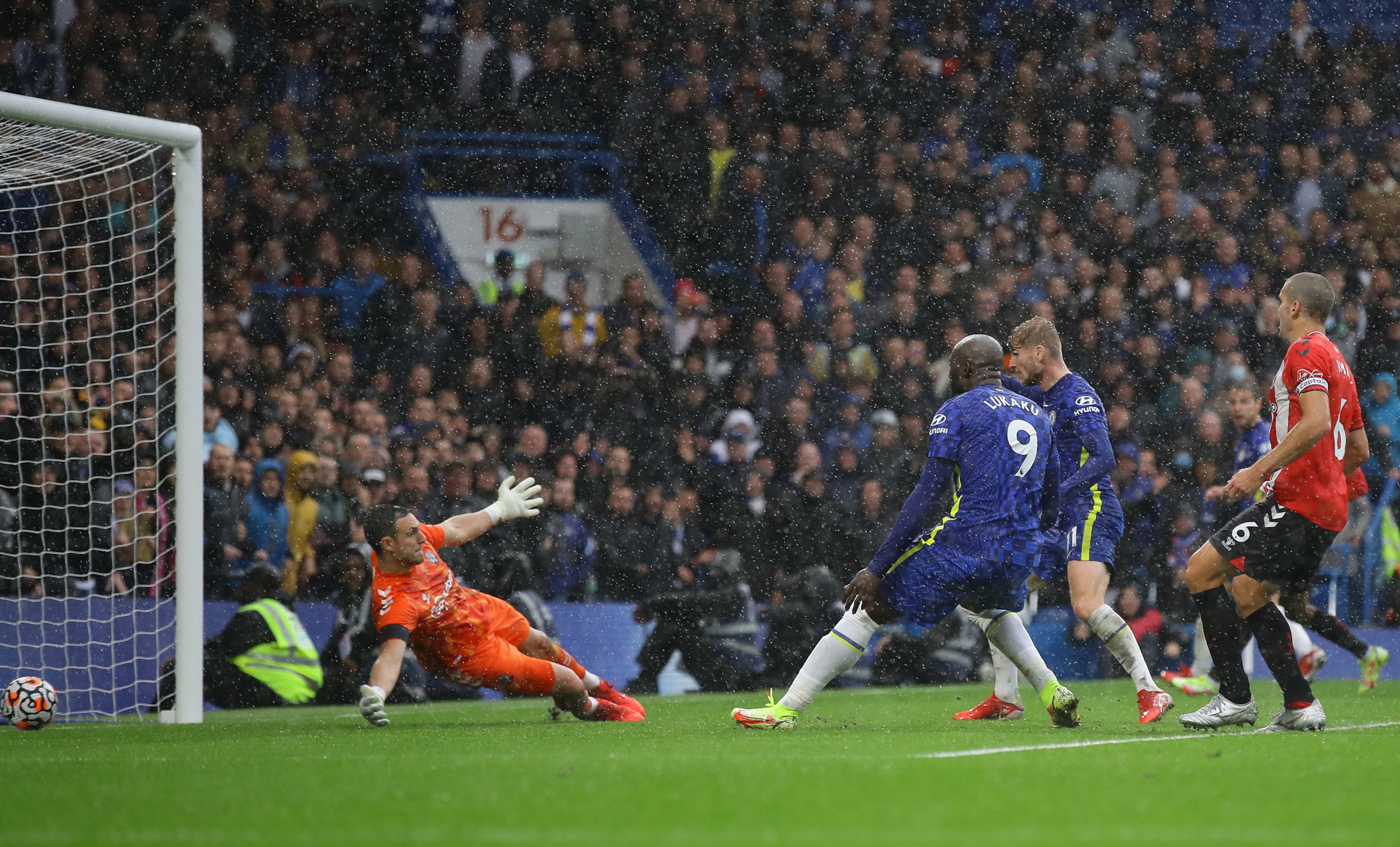 Chelsea Beat 10 Man Southampton 3 1 To Get Back On Track Reuters